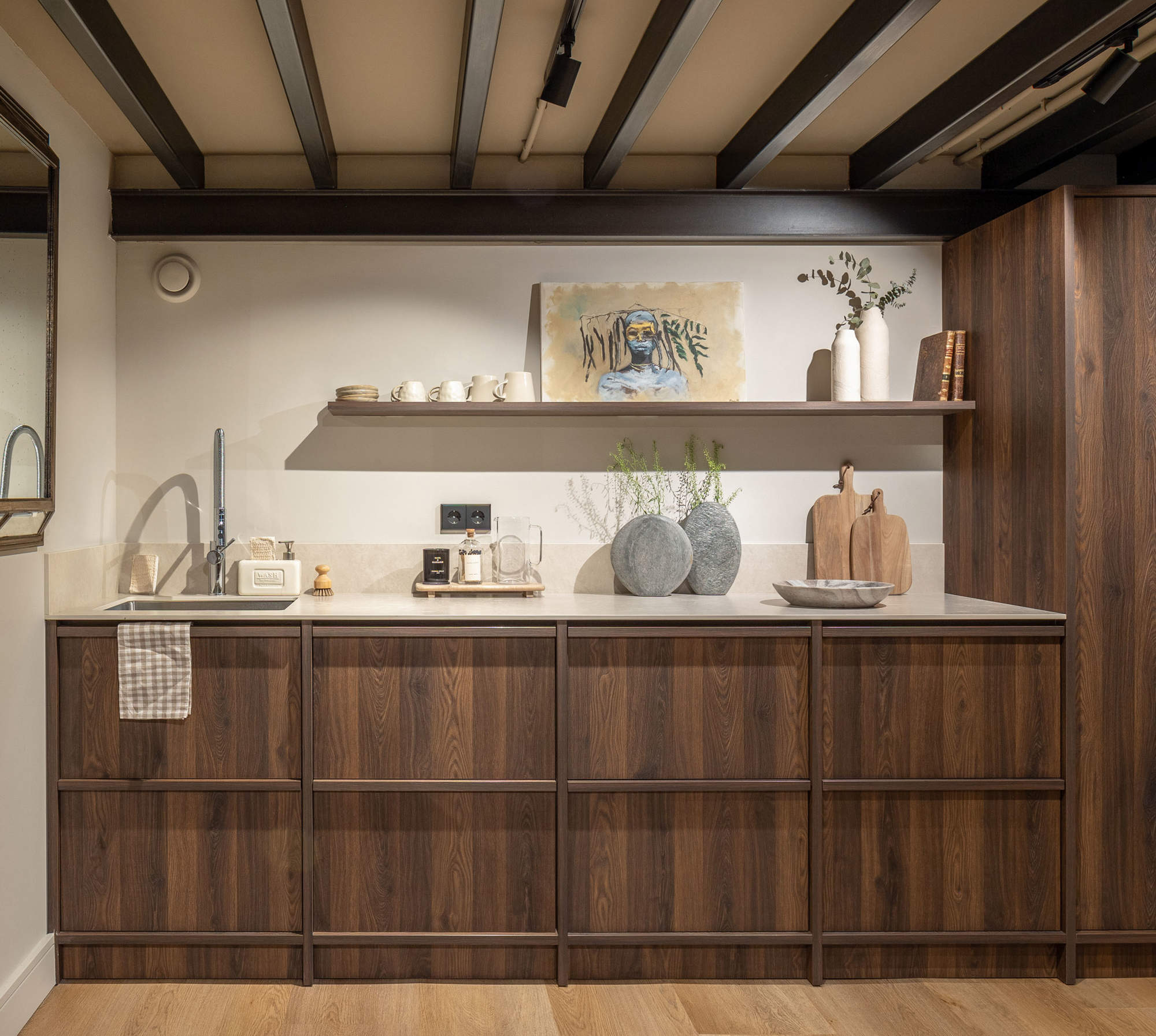 cuisine design noye avec poutres noires cuisine design noye avec poutres noires