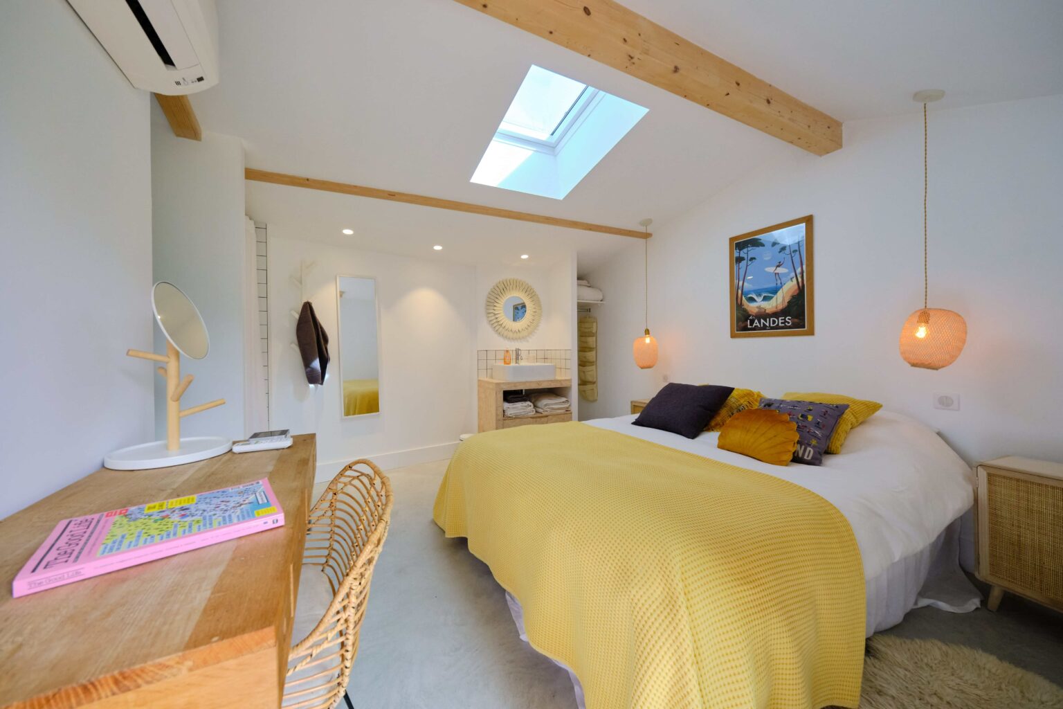 chambre mansardée avec velux et poutres chambre mansardée avec velux et poutres