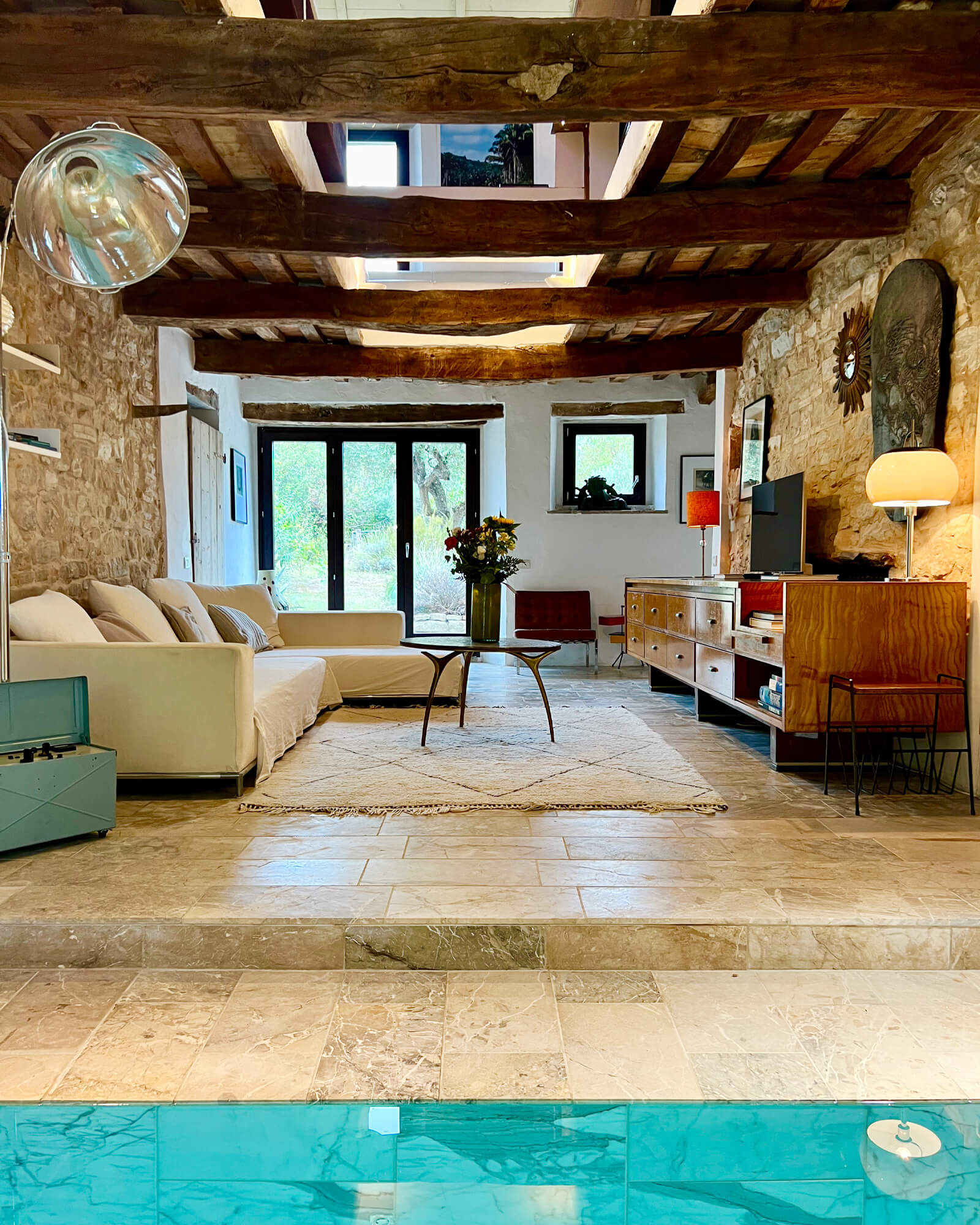 salon avec piscine maison en pierres Villa Mundi