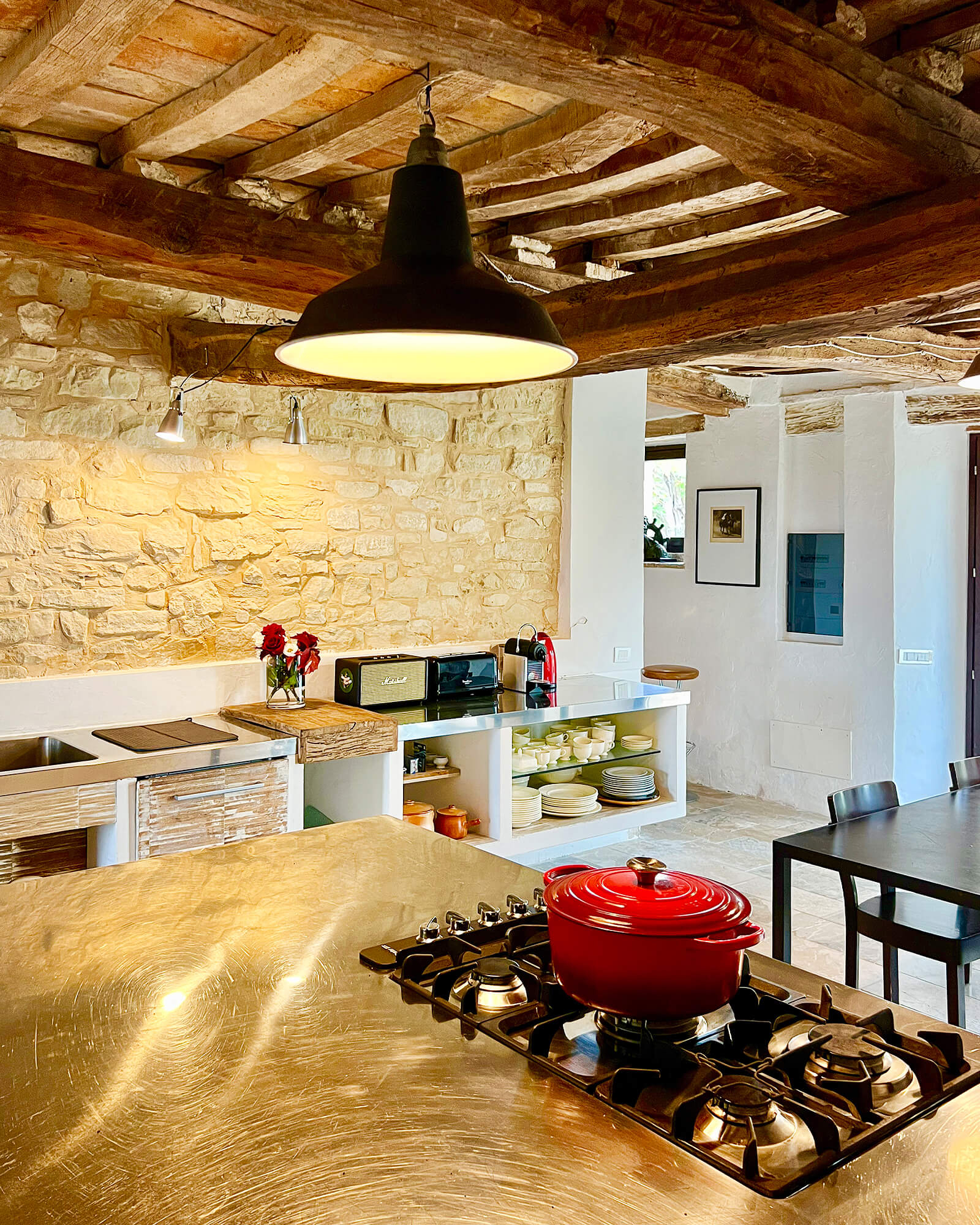 cuisine avec poutres maison en pierres Villa Mundi