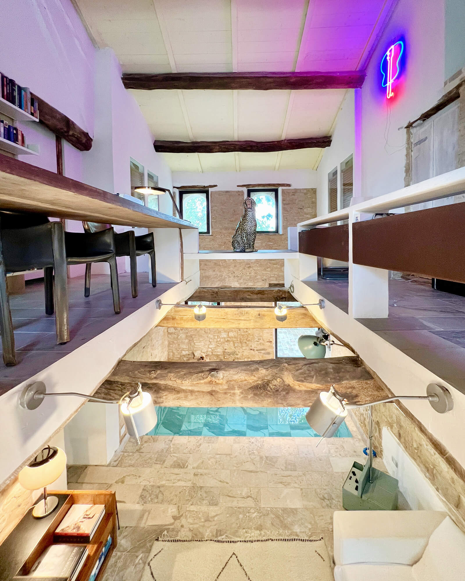 salon avec piscine maison en pierres Villa Mundi