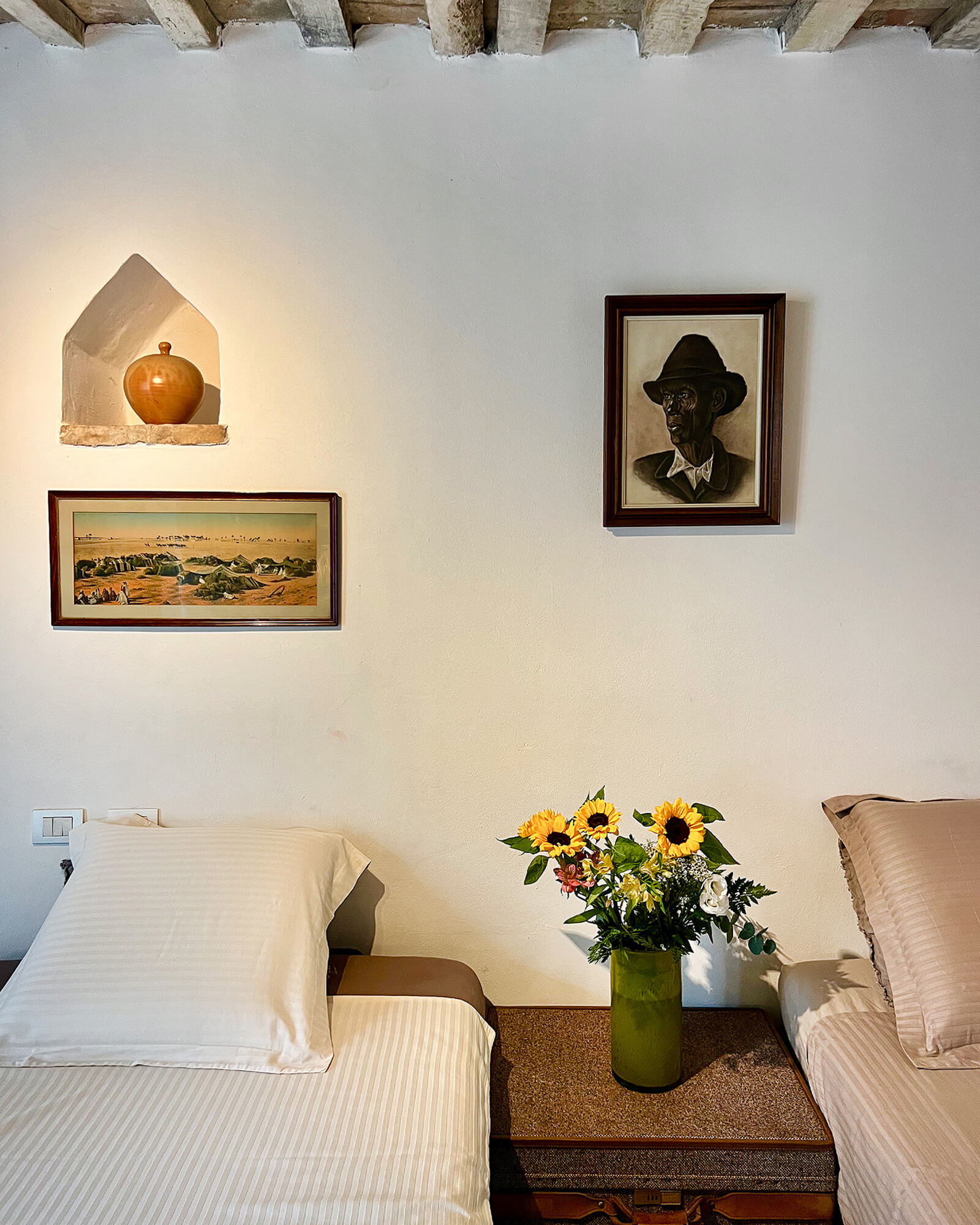 chambre avec poutres maison en pierres Villa Mundi