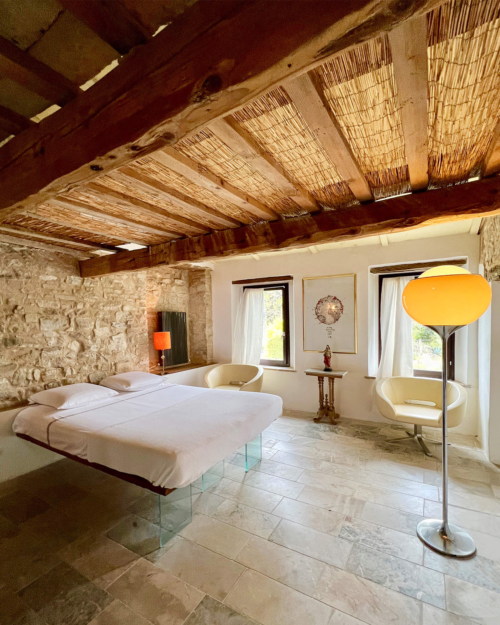 chambre avec poutres maison en pierres Villa Mundi