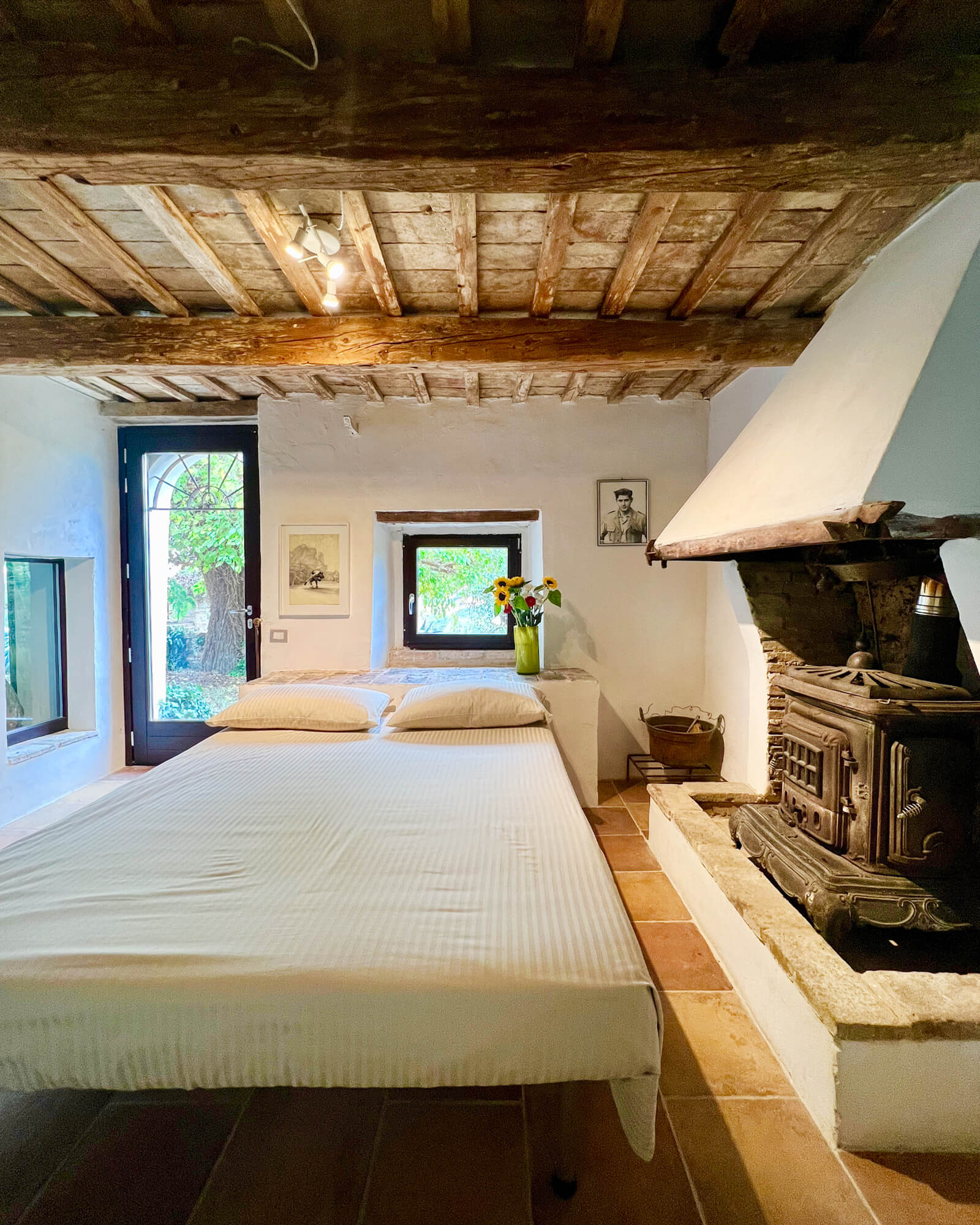 chambre avec poutres maison en pierres Villa Mundi