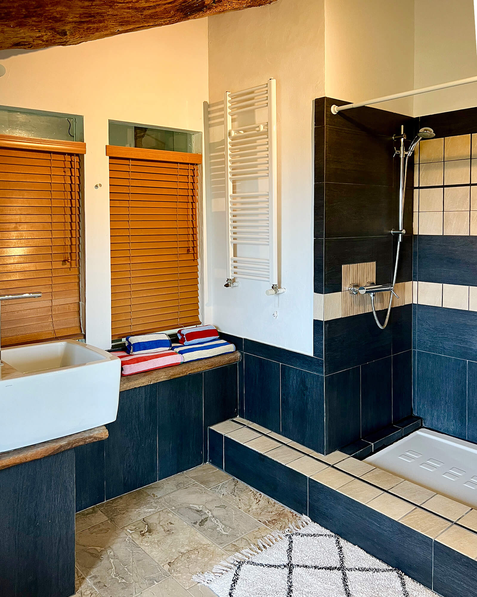 salle de bain bleue