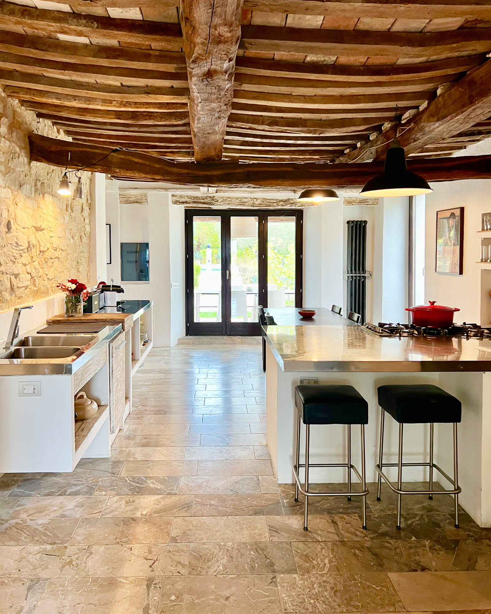 cuisine avec poutres maison en pierres Villa Mundi