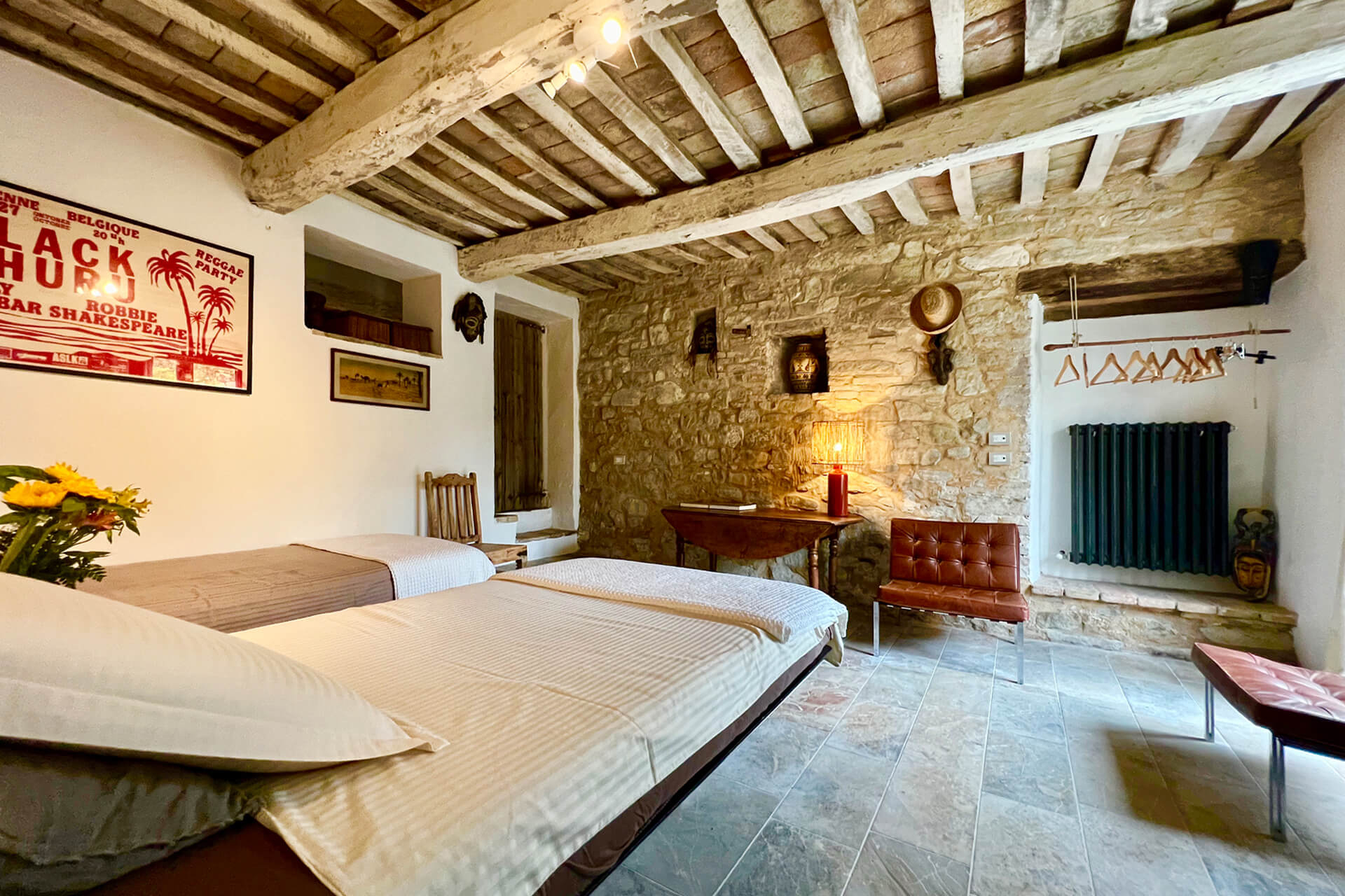 chambre avec poutres maison en pierres Villa Mundi