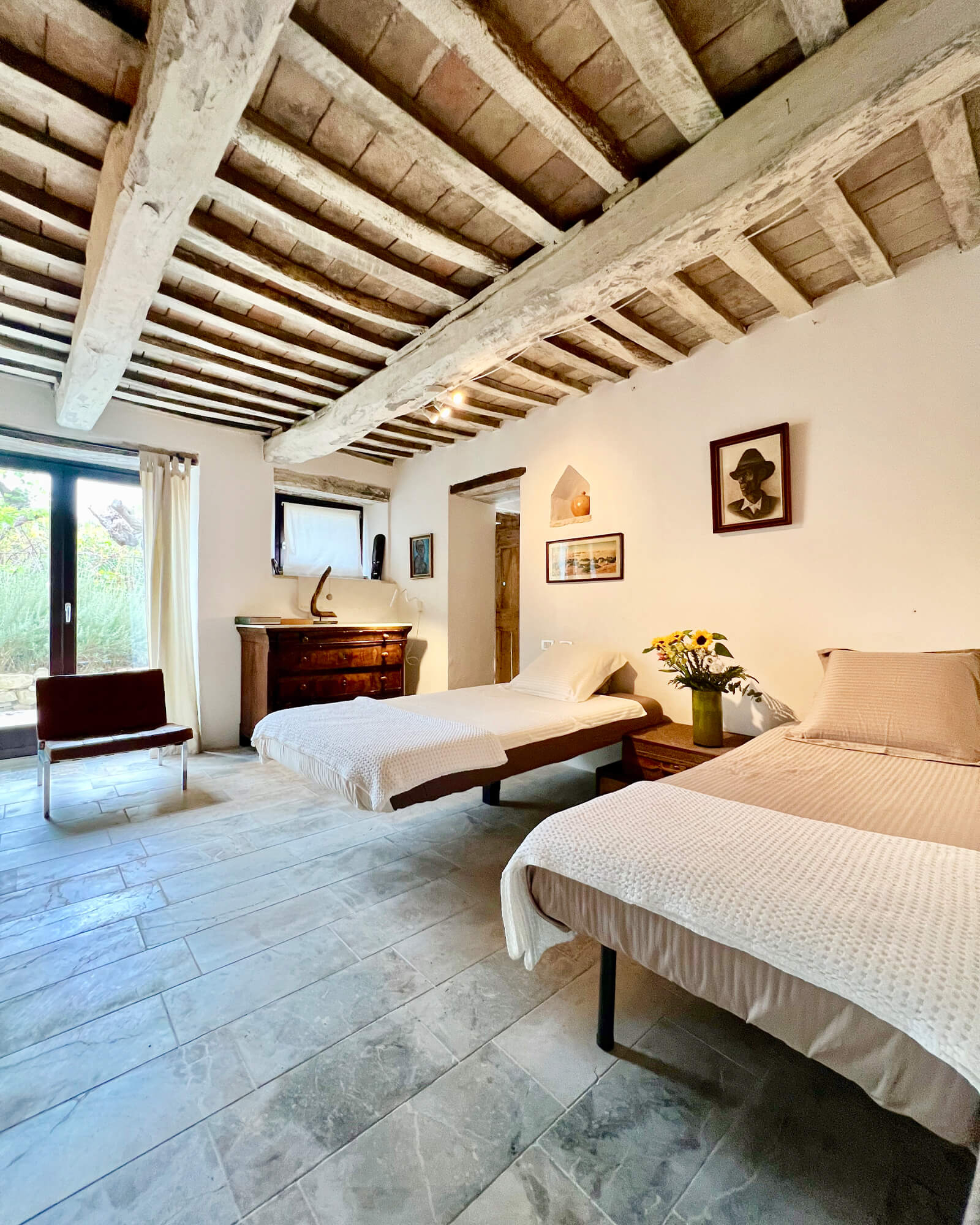 chambre moderne avec poutres anciennes