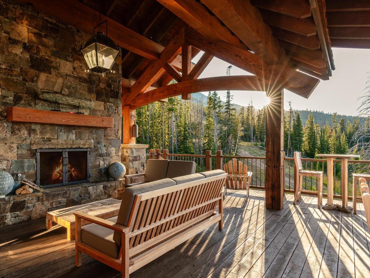 terrasse avec cheminée immense maison traditionnelle en bois à la montagne