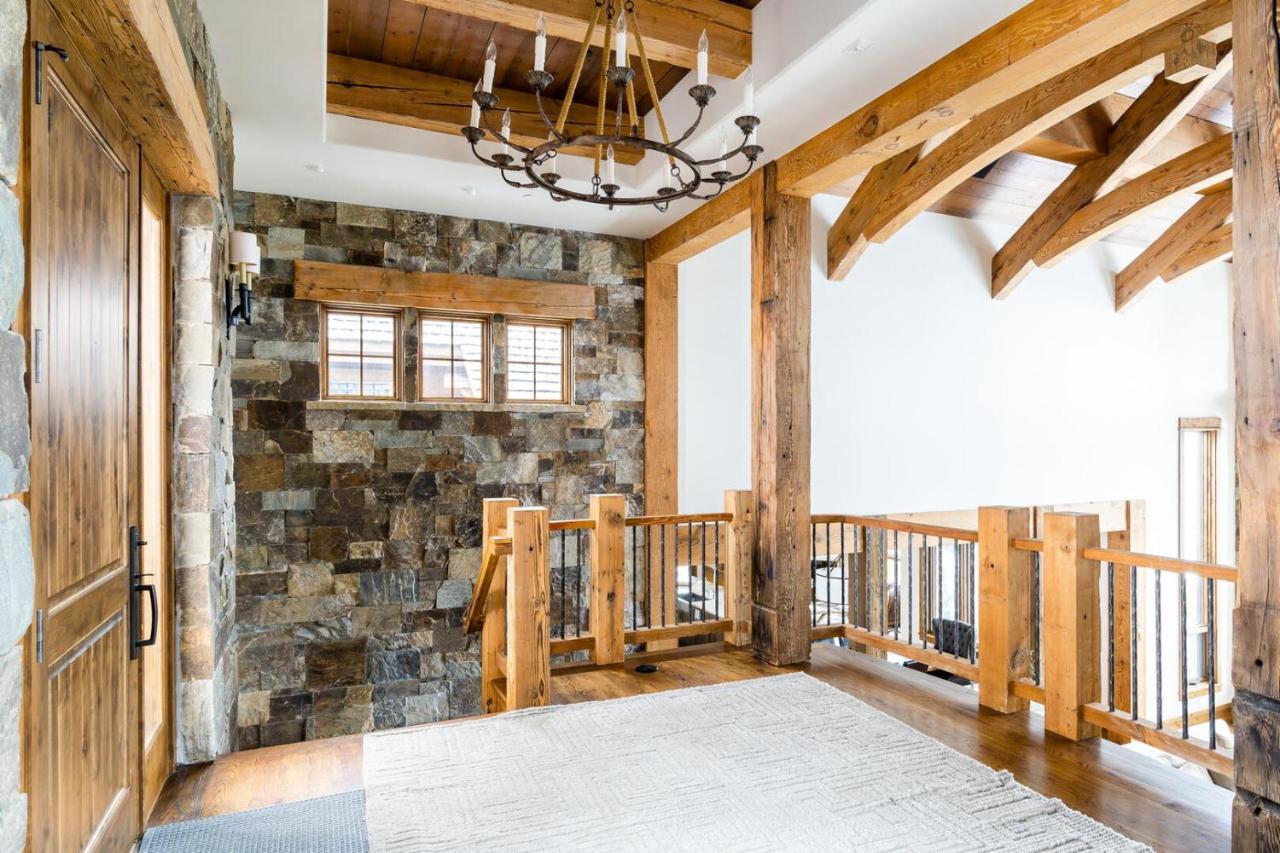 étage immense maison traditionnelle en bois à la montagne
