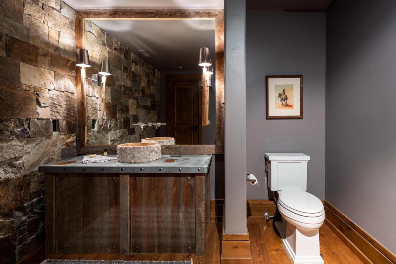salle de bain immense maison traditionnelle en bois à la montagne