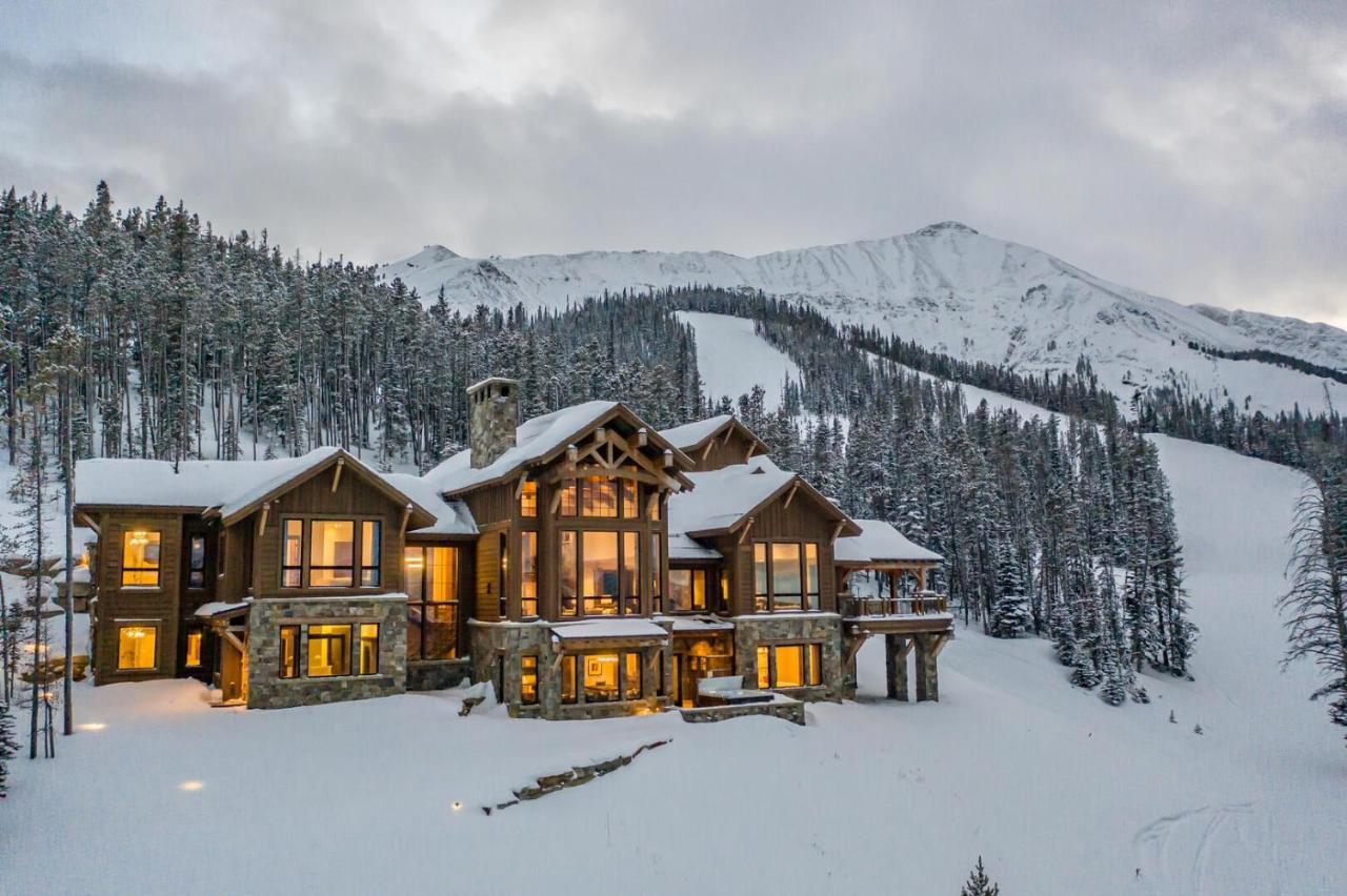 immense maison traditionnelle en bois à la montagne