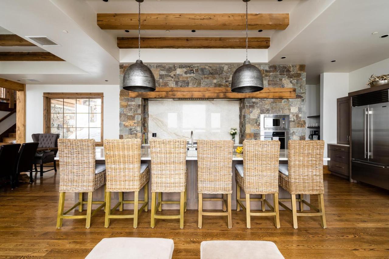 cuisine immense maison traditionnelle en bois à la montagne