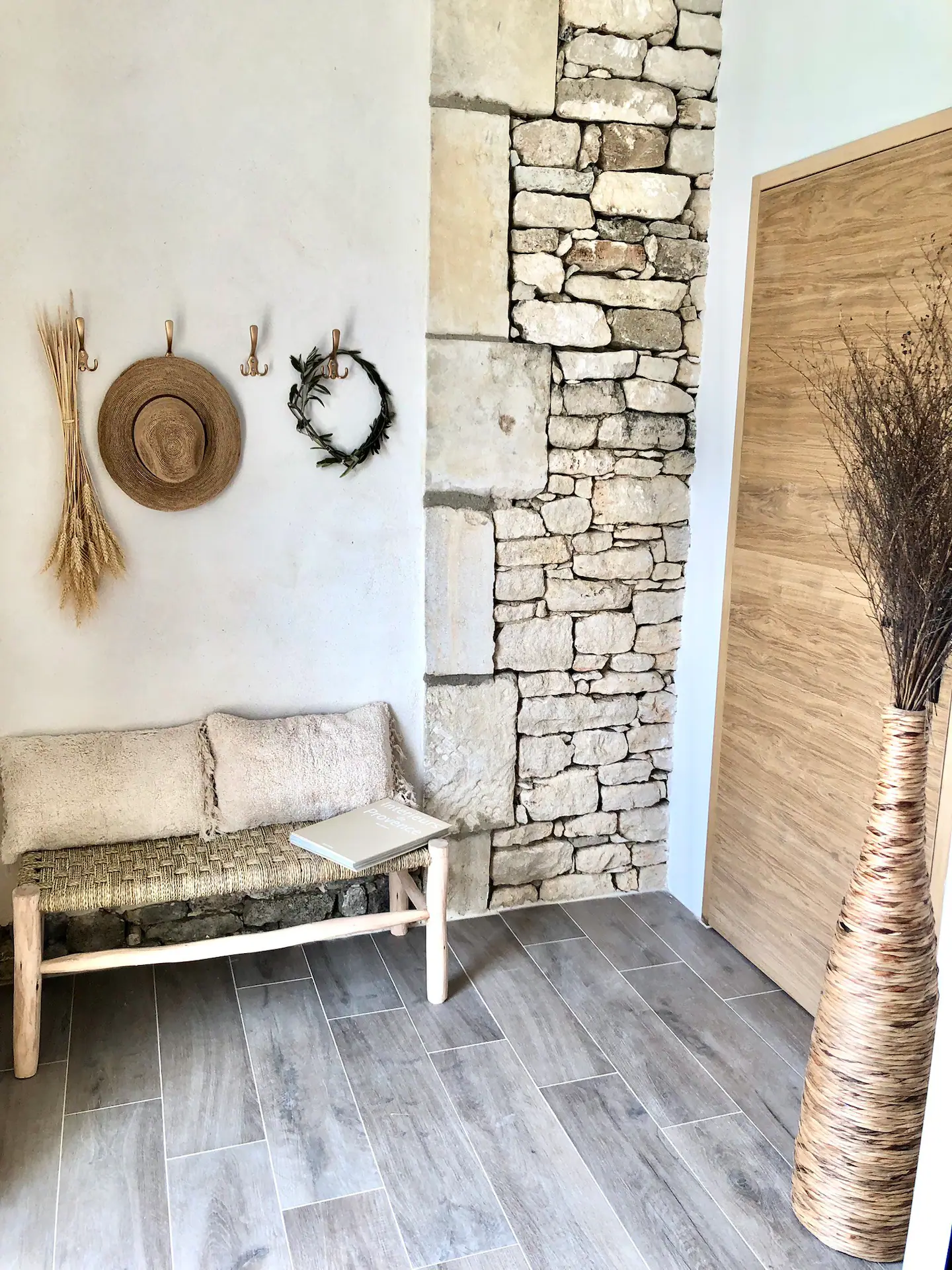 entrée petite maison en pierres sèches Provence façon mini loft