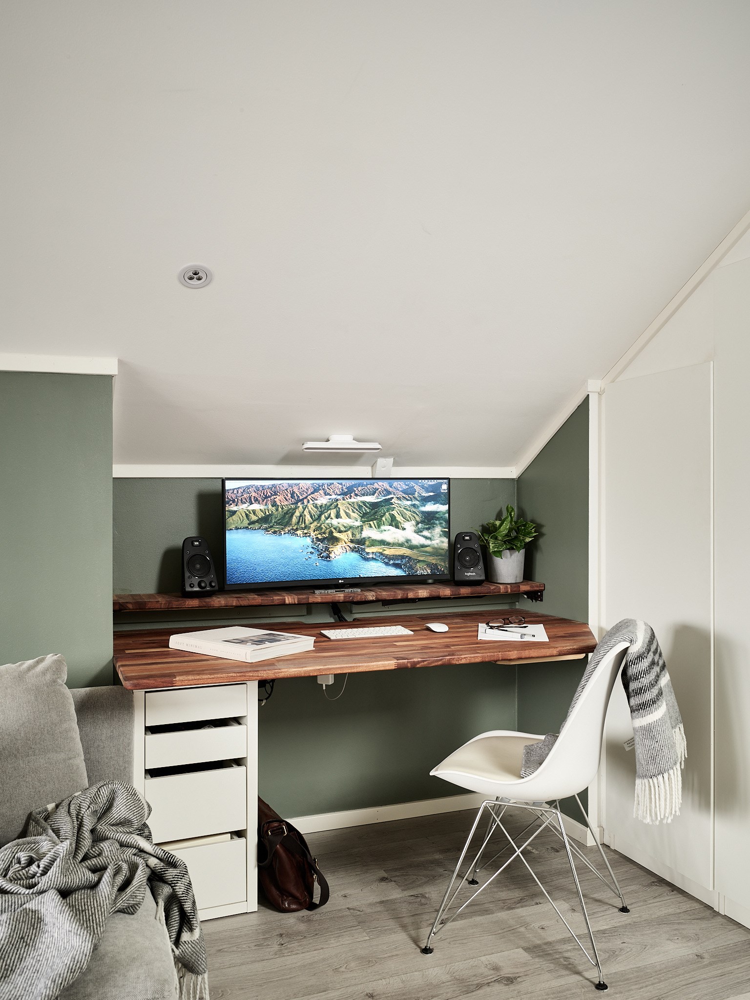 espace bureau dans salon appartement 41m2 mur vert décoration scandinave espace bureau dans salon appartement 41m2 mur vert décoration scandinave