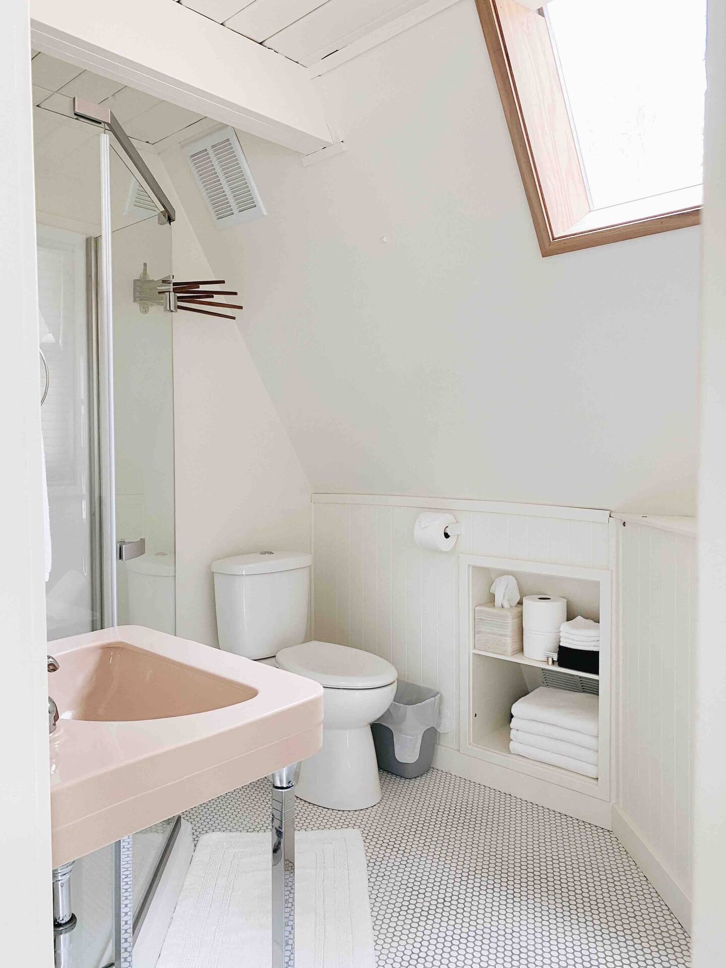 salle de bain mansardée avec velux maison A-Frame salle de bain mansardée avec velux maison A-Frame