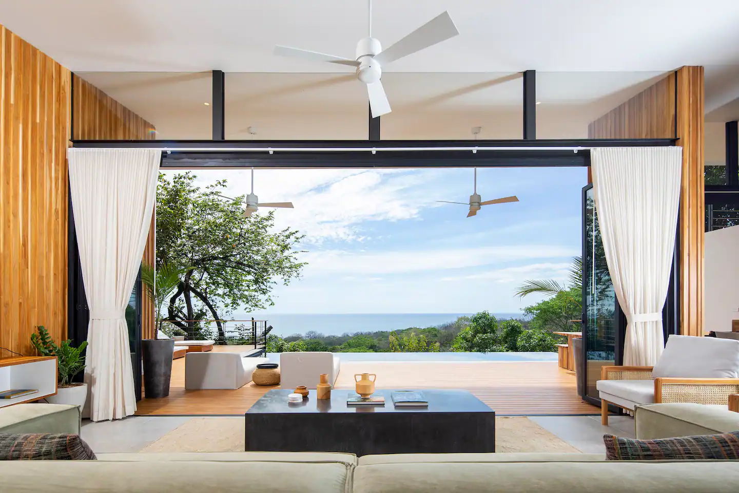 salon vue mer Airbnb Instagram