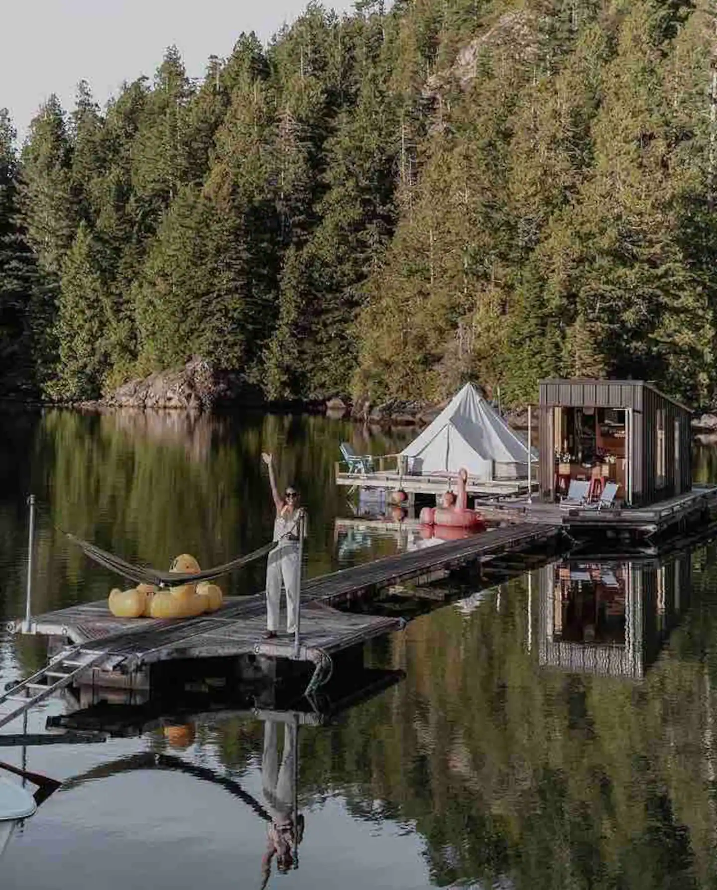 Houseboat Canada Airbnb Instagram