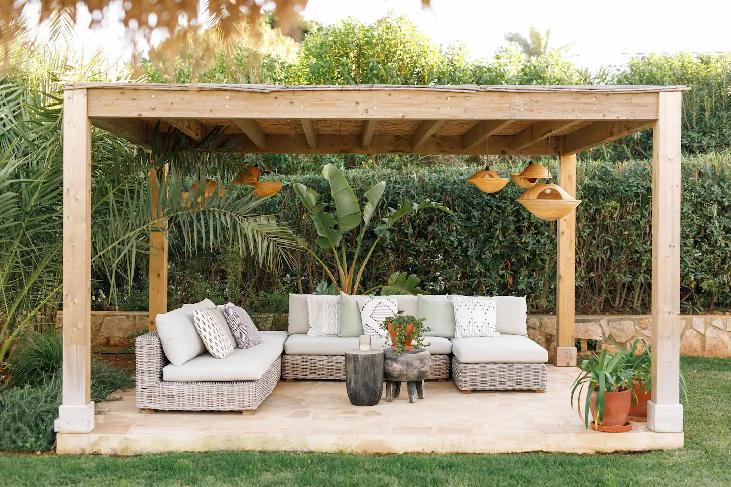 terrasse avec pergola bois décoration contemporaine maison avec piscine Javea The Adelante House terrasse avec pergola bois décoration contemporaine maison avec piscine Javea The Adelante House