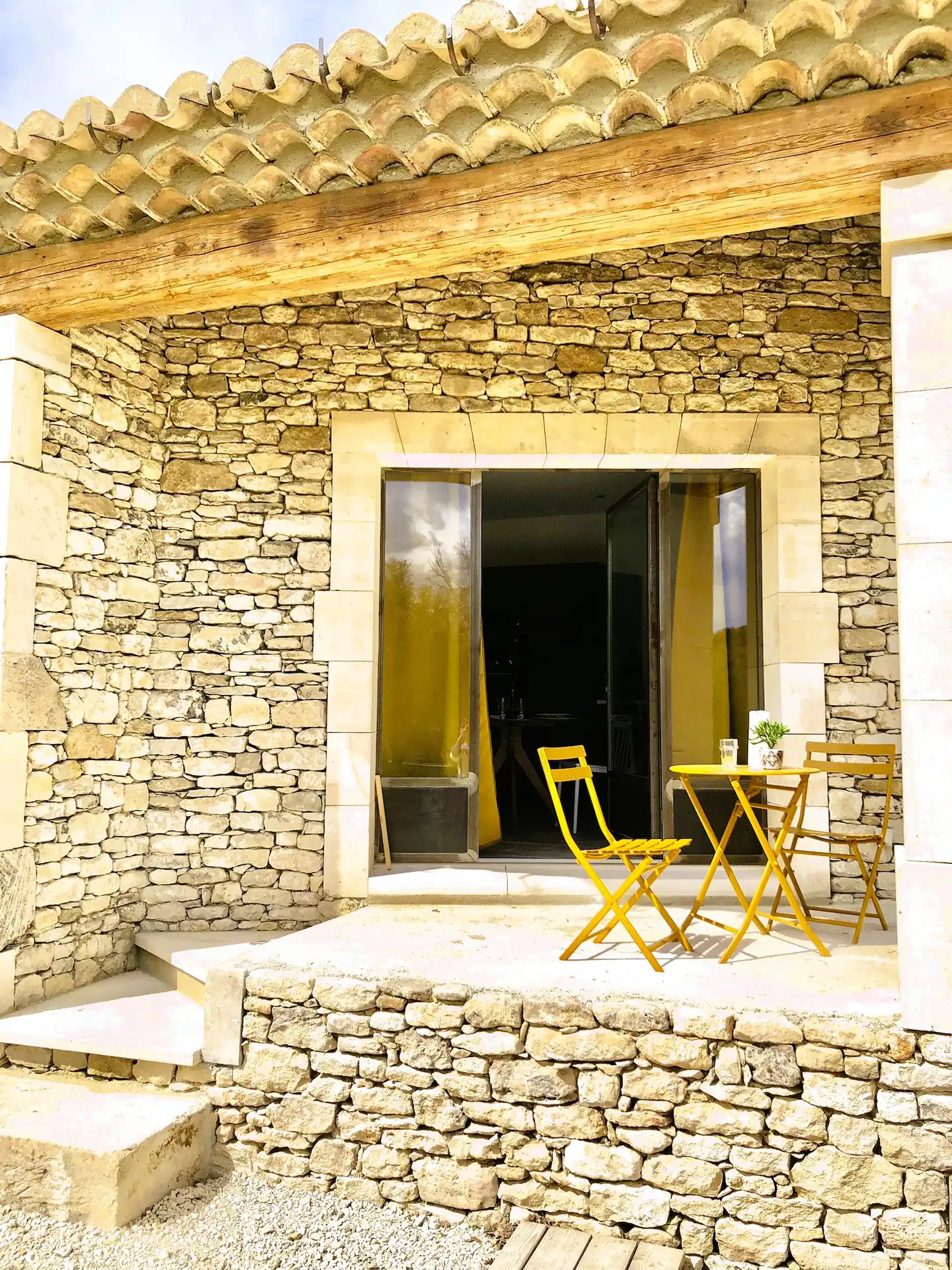terrasse petite maison en pierres sèches Provence façon mini loft