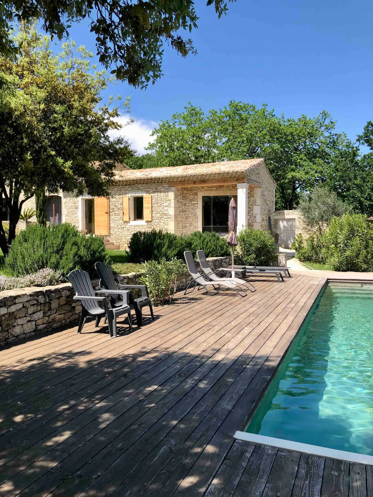 maison en pierres sèches Provence avec piscine