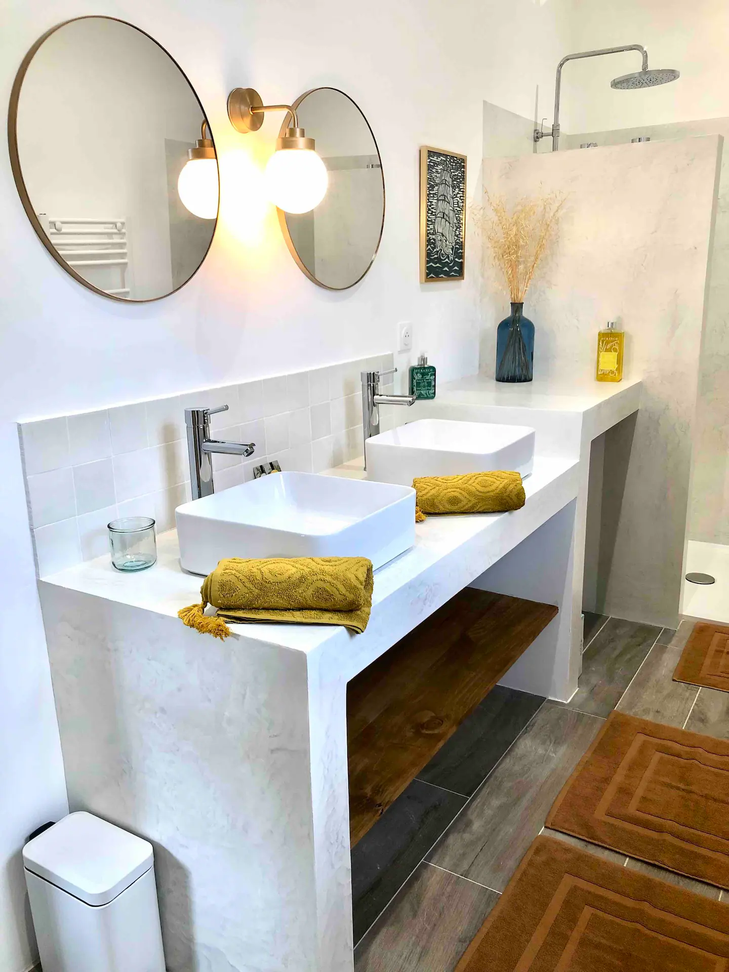 salle de bain murs enduits
