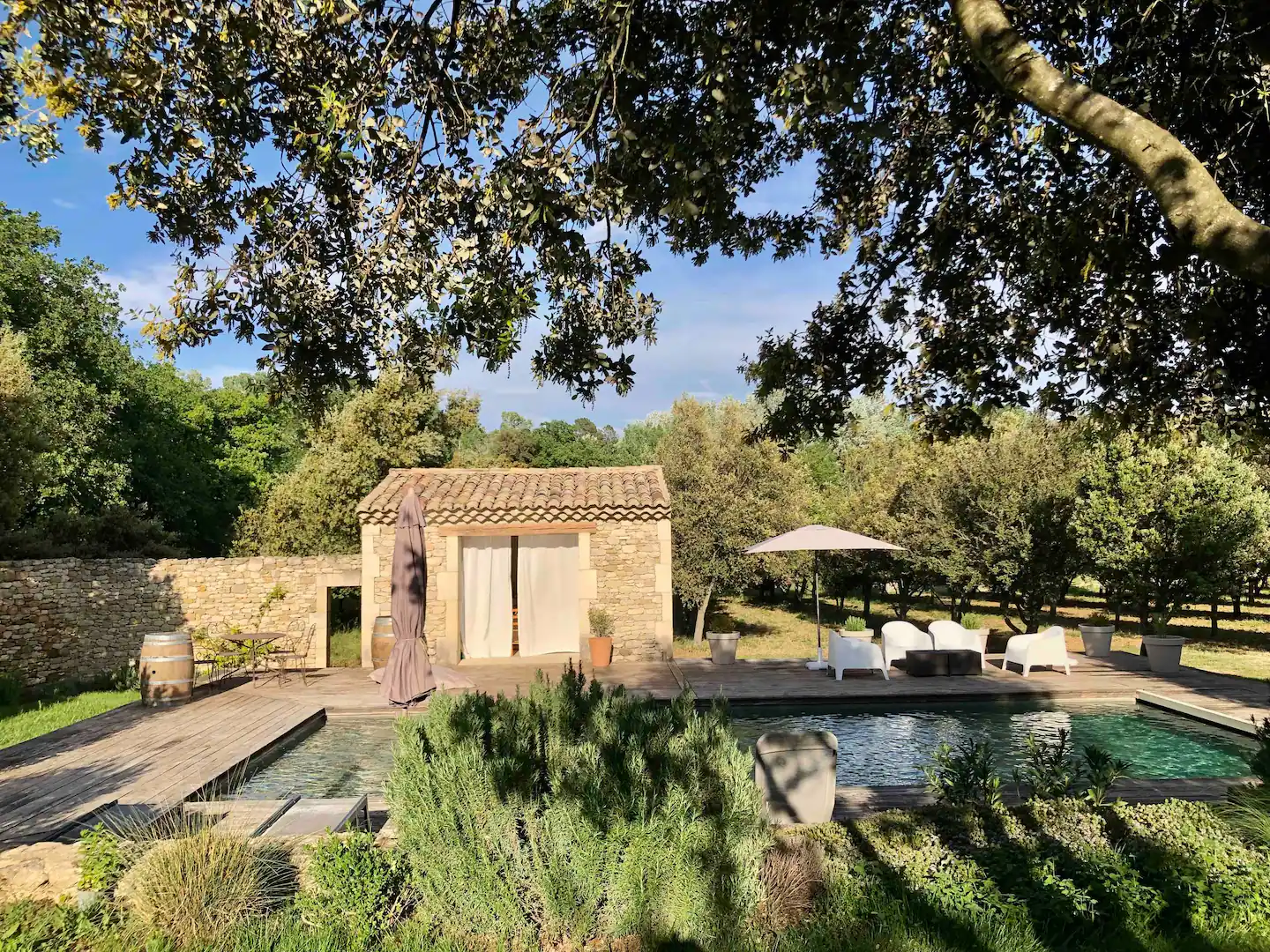 piscine petite maison en pierres sèches Provence façon mini loft