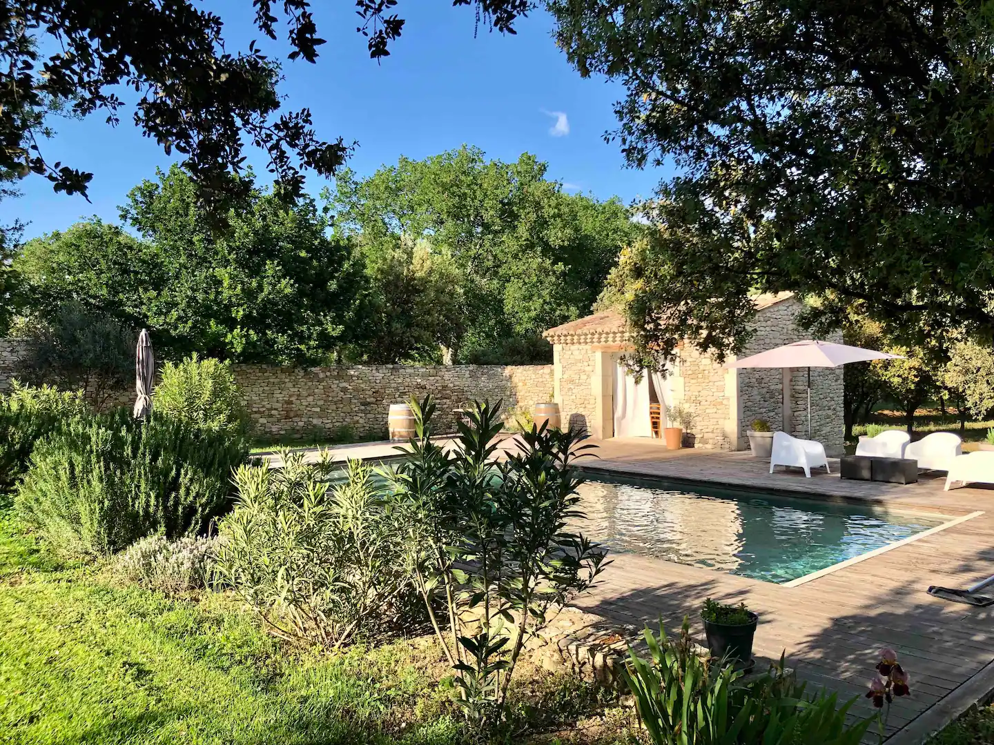 piscine petite maison en pierres sèches Provence façon mini loft