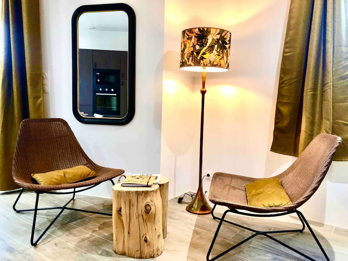 coin salon avec deux fauteuils