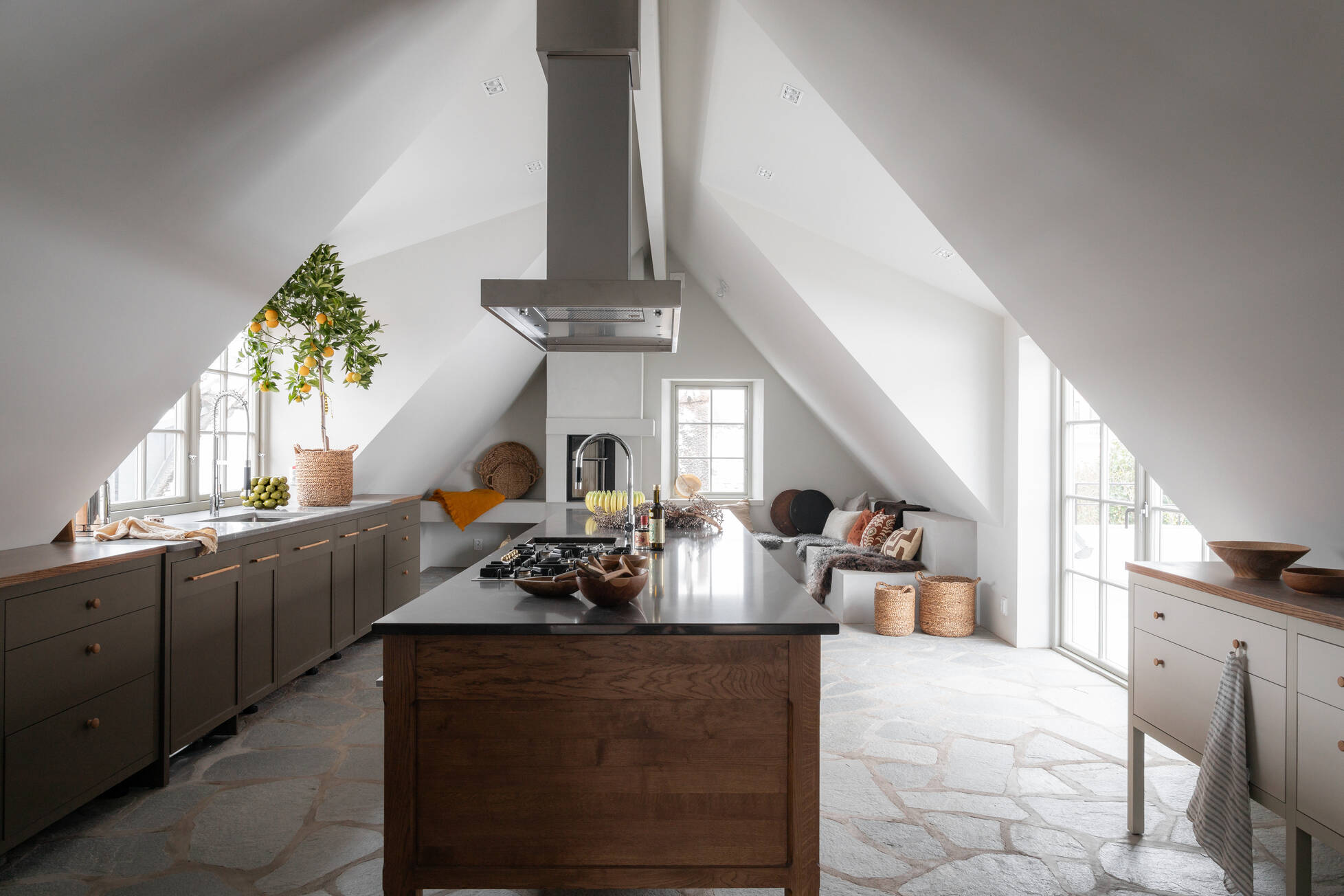 cuisine bois avec îlot maison ancienne rénovée décoration design cuisine bois avec îlot maison ancienne rénovée décoration design