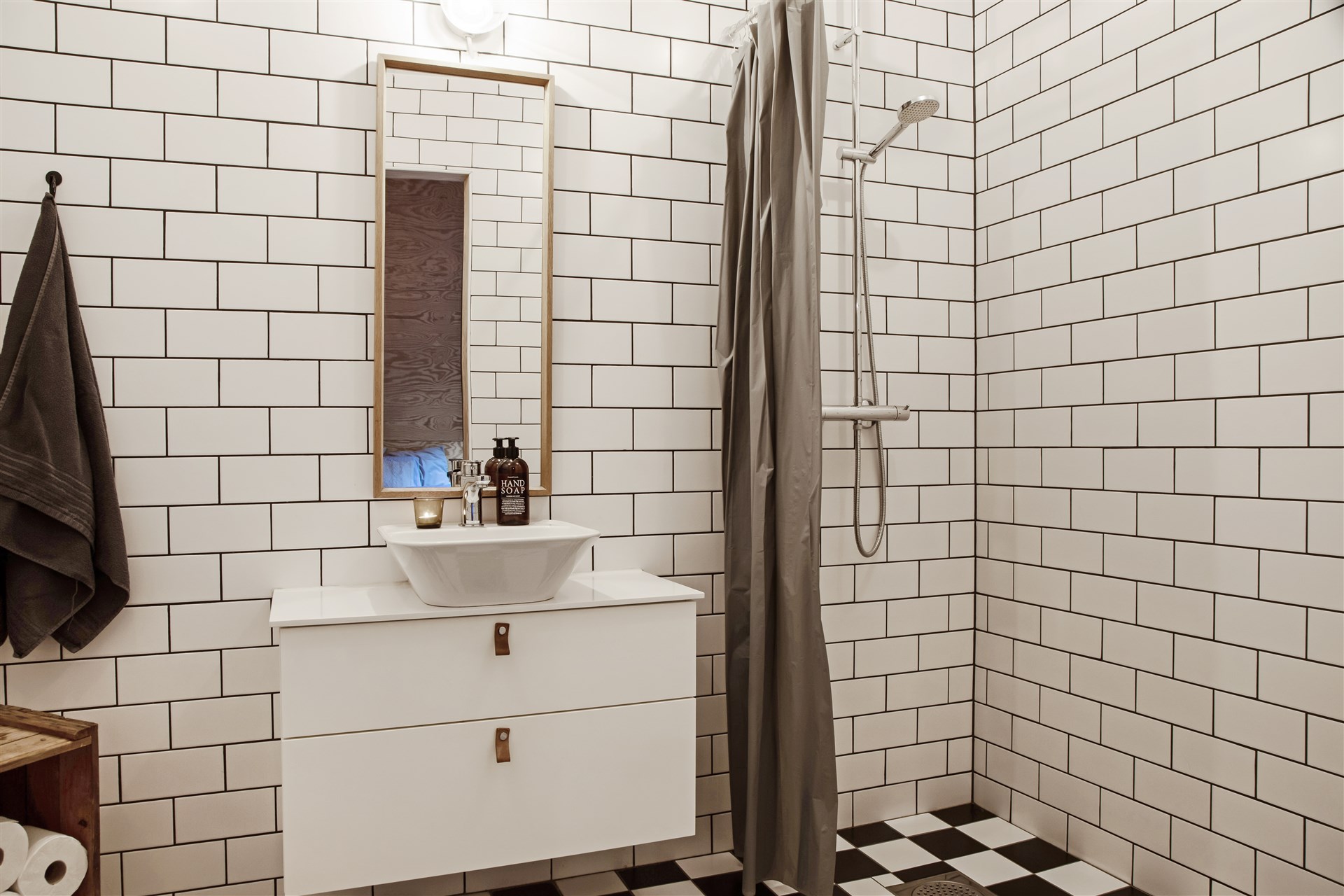 salle de bain sol à damier noir et blanc salle de bain sol à damier noir et blanc
