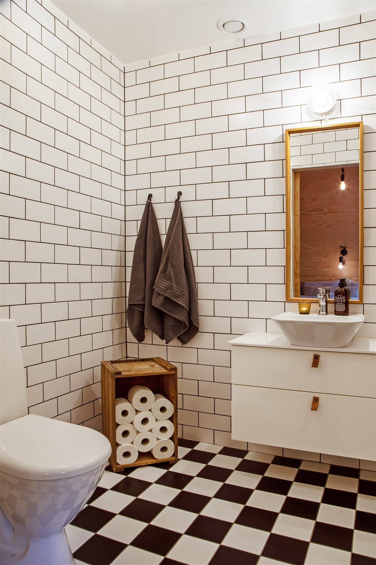 salle de bain sol à damier noir et blanc salle de bain sol à damier noir et blanc
