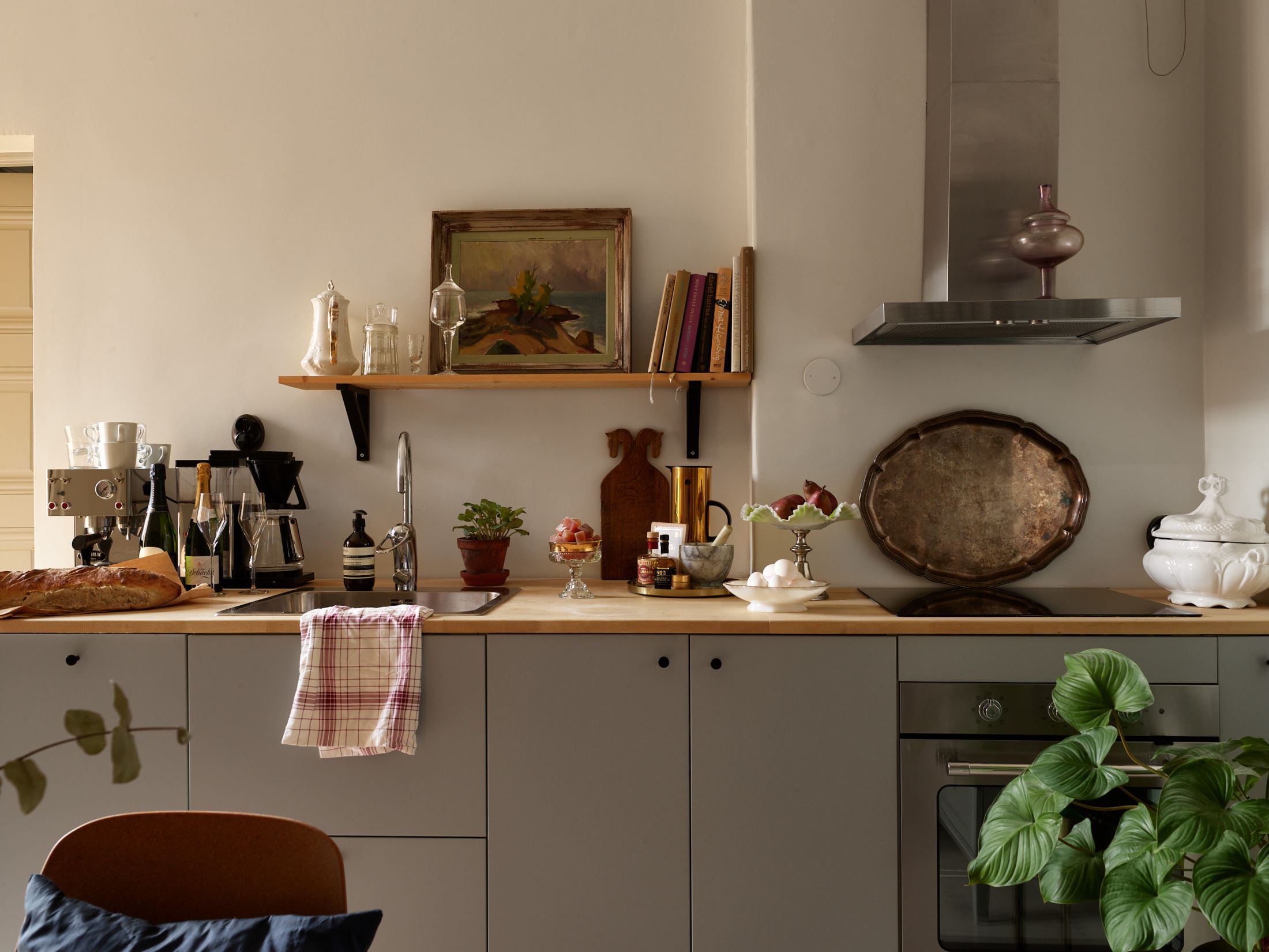 cuisine grise design dans appartement décoration vintage cuisine grise design dans appartement décoration vintage