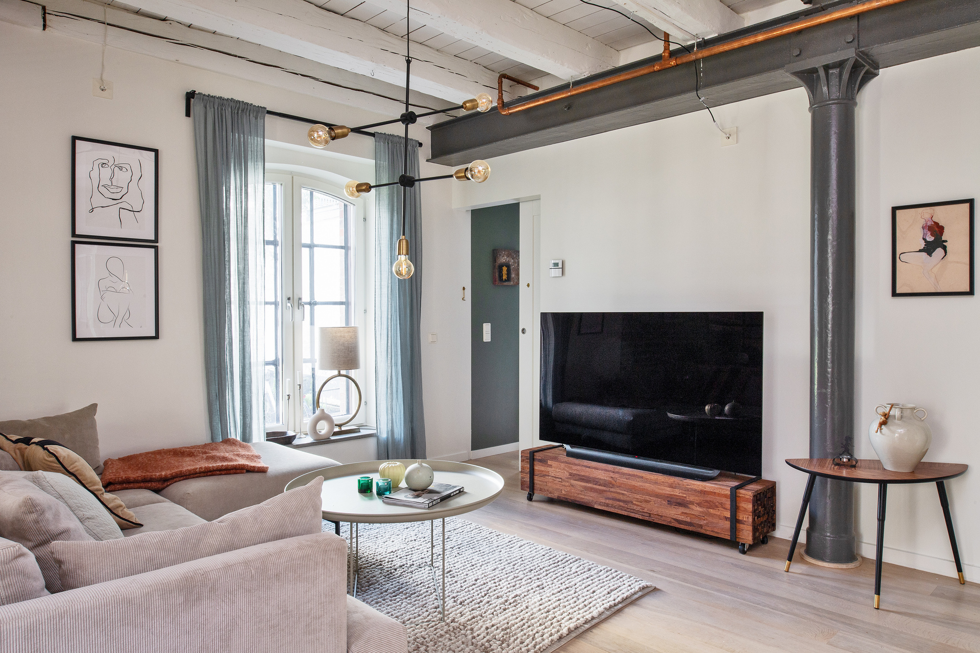 salon avec colonnes acier petit loft 67m2 salon avec colonnes acier petit loft 67m2