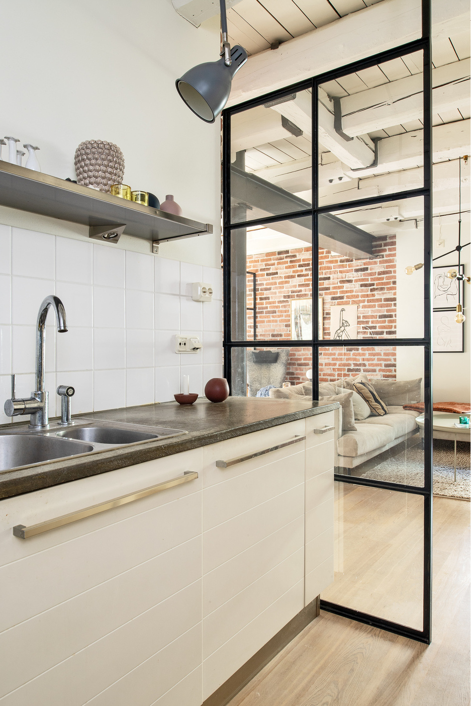 cuisine blanche avec verrière et briques anciennes petit loft 67m2 cuisine blanche avec verrière et briques anciennes petit loft 67m2