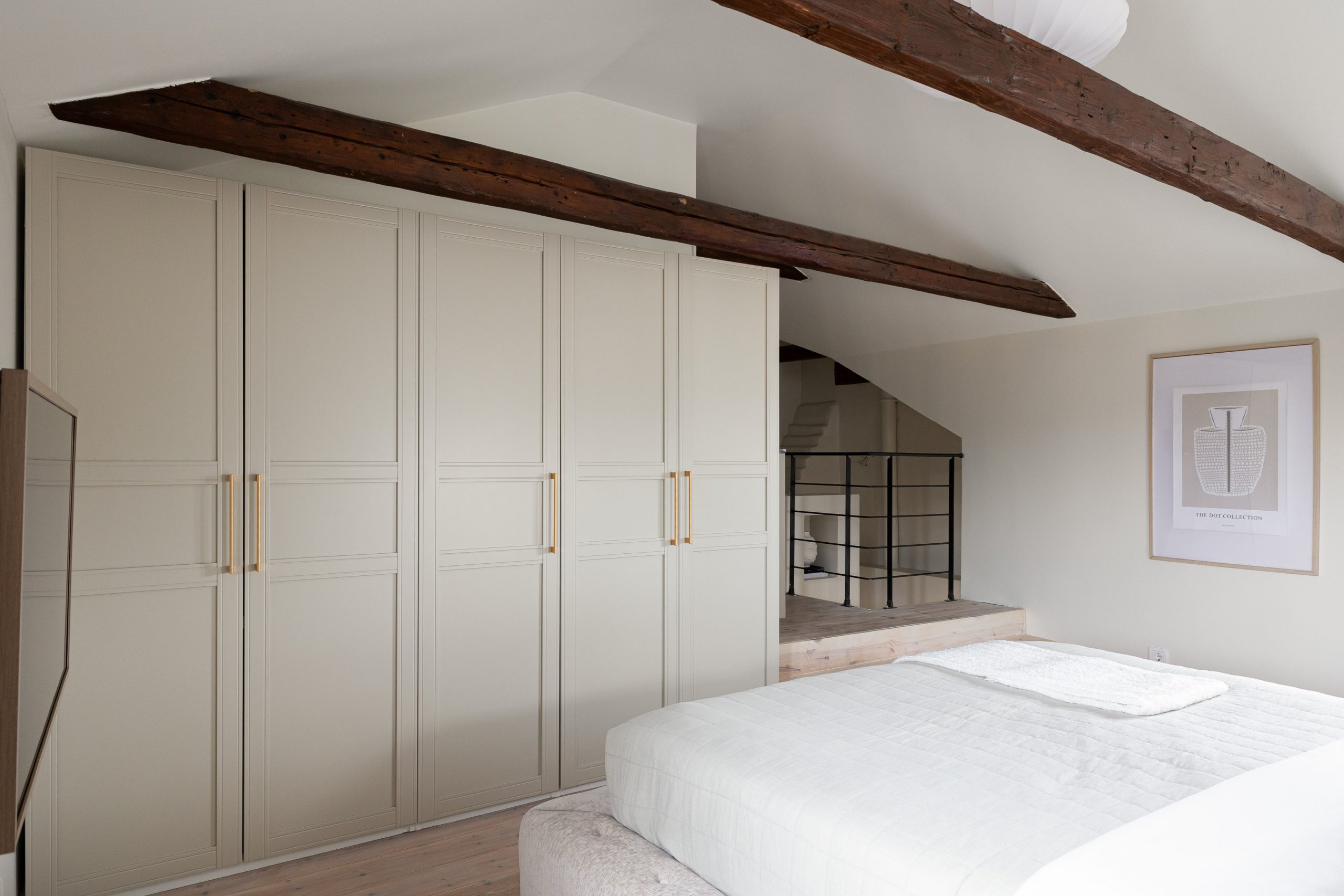 chambre mansardée avec poutres et placard chambre mansardée avec poutres et placard