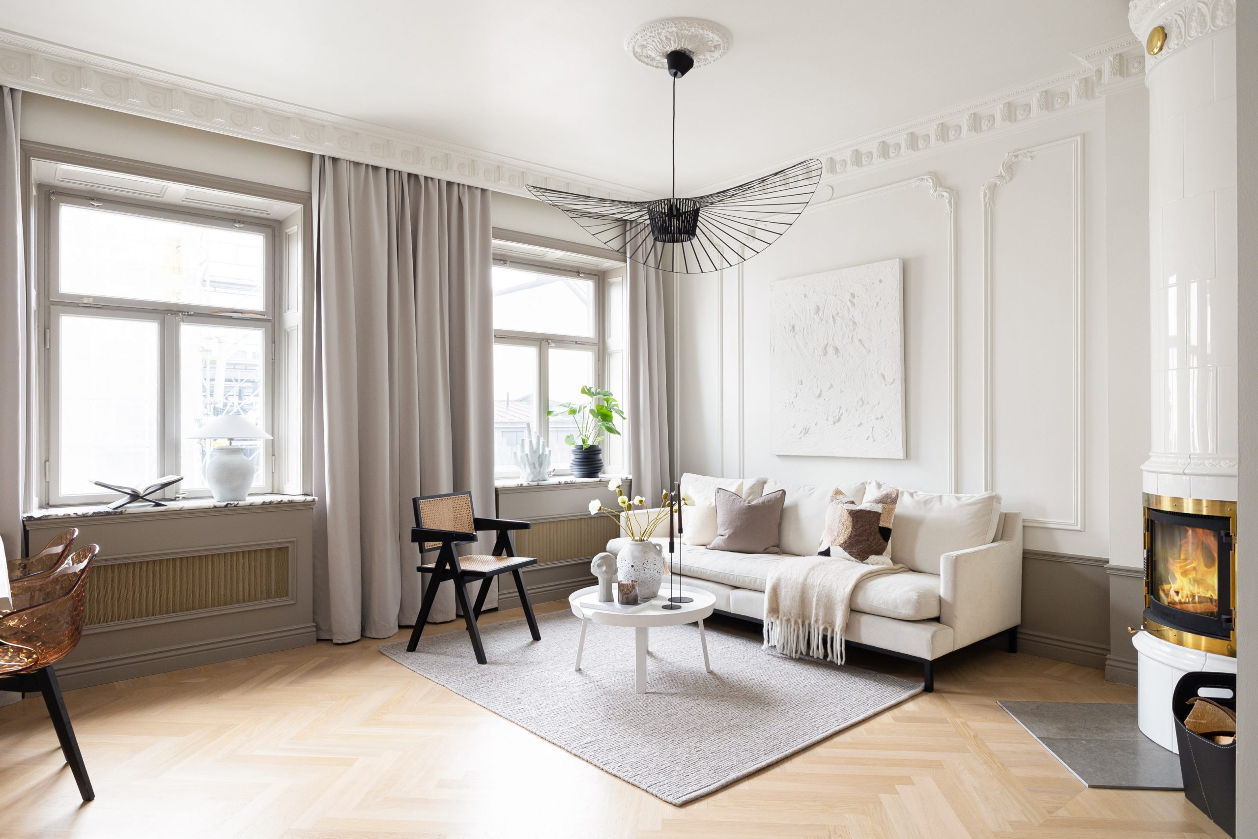 salon avec poêle et moulures décoration blanche scandinave salon avec poêle et moulures décoration blanche scandinave