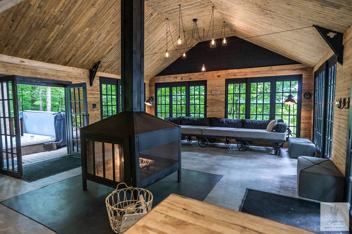 salon avec cheminée maison en bois