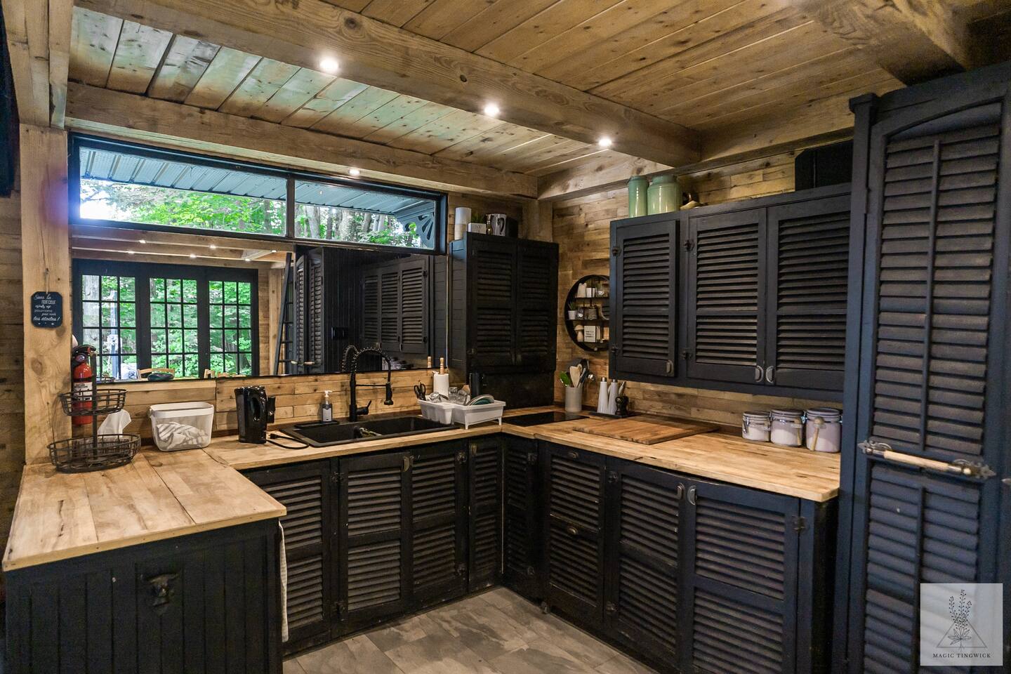 cuisine noire maison en bois