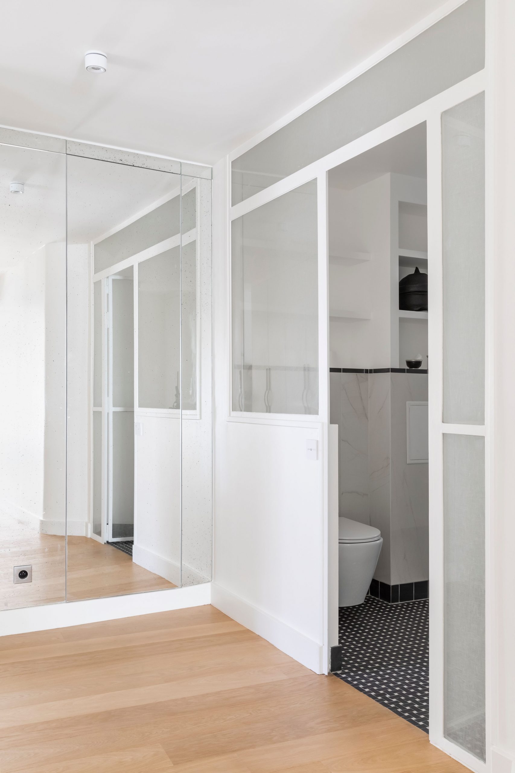 salle de bain blanche avec verrière blanche Photo : © Pauline Le Goff salle de bain blanche avec verrière blanche Photo : © Pauline Le Goff