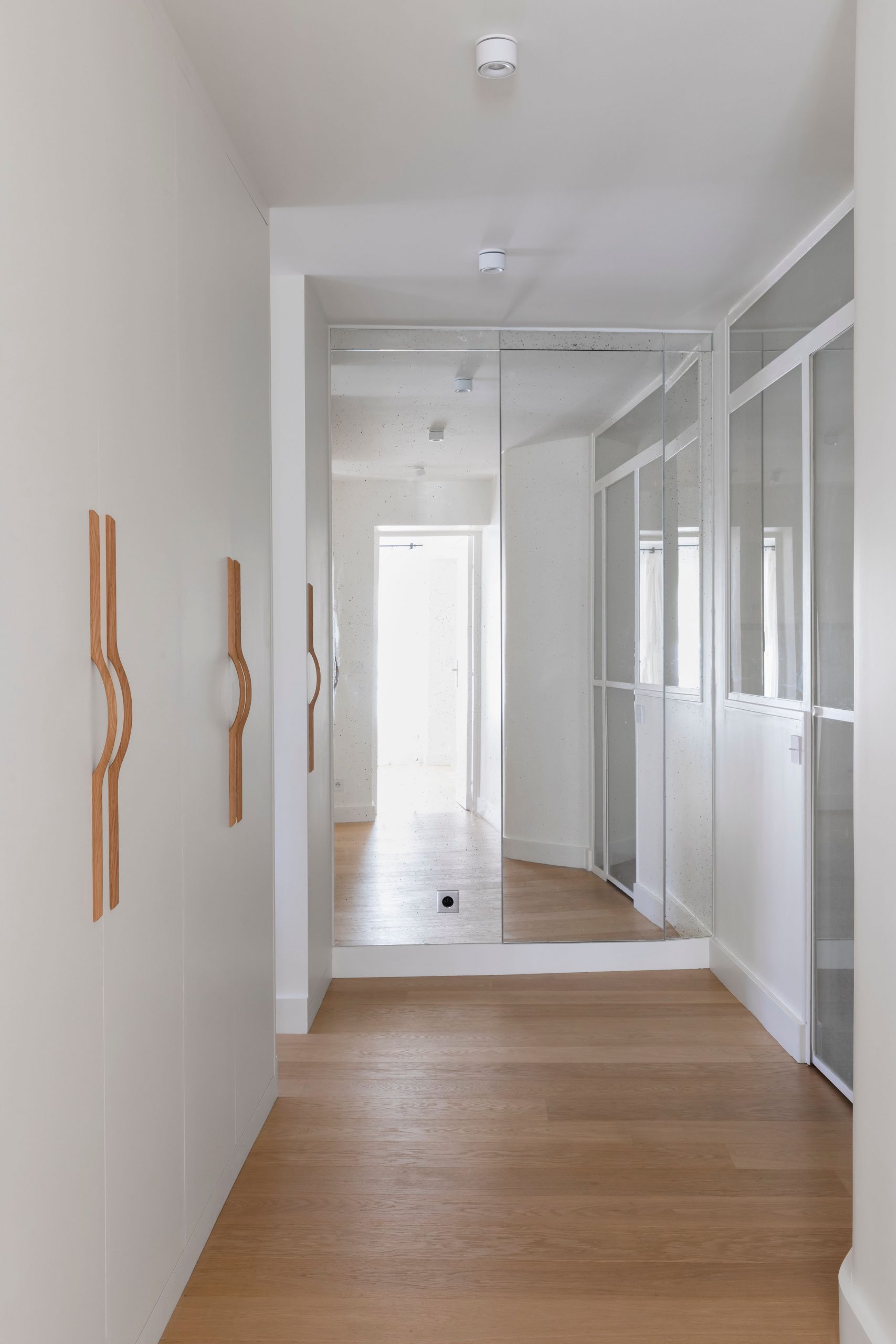 couloir avec placards appartement Paris décoration design Photo : © Pauline Le Goff couloir avec placards appartement Paris décoration design Photo : © Pauline Le Goff