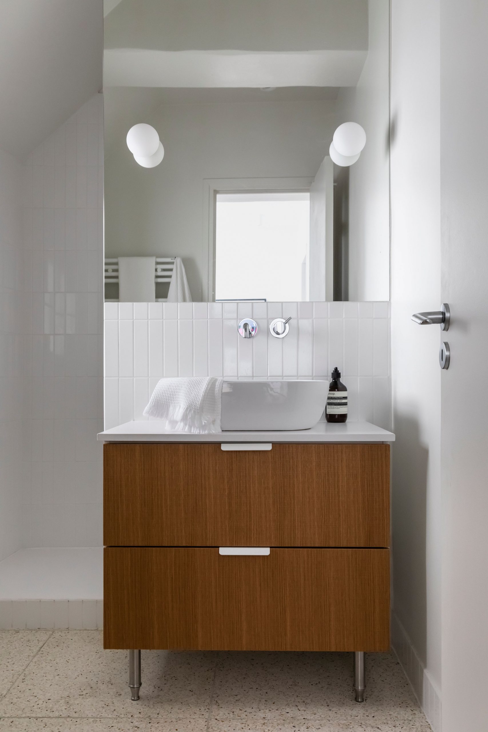 salle de bain blanche et bois Photo : © Pauline Le Goff salle de bain blanche et bois Photo : © Pauline Le Goff