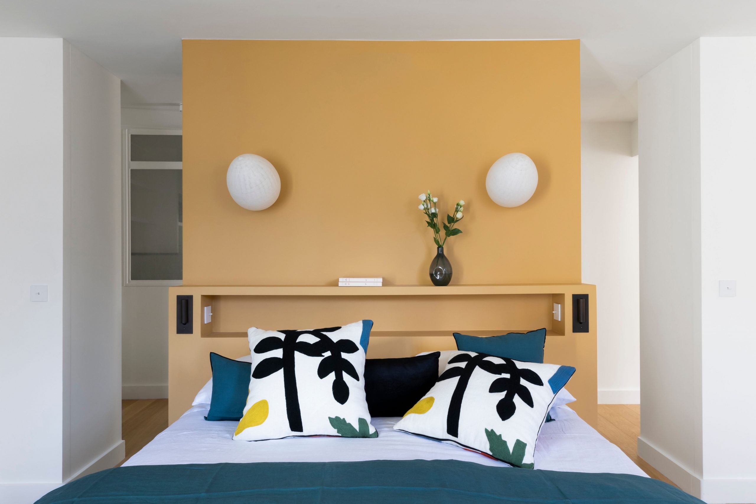 chambre jaune appartement Paris décoration design Photo : © Pauline Le Goff chambre jaune appartement Paris décoration design Photo : © Pauline Le Goff