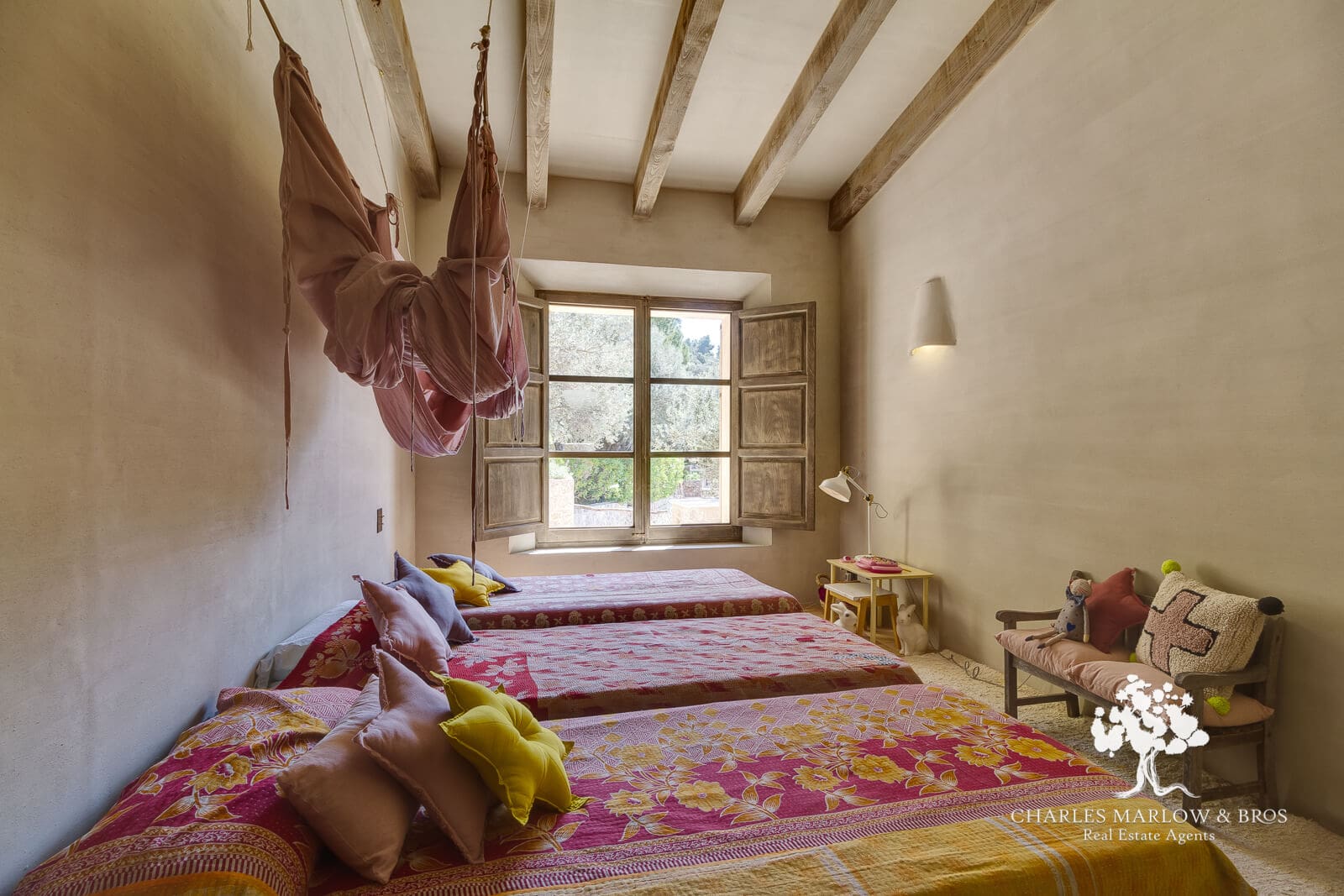 chambre avec poutres maison en pierres Majorque Casa Pride