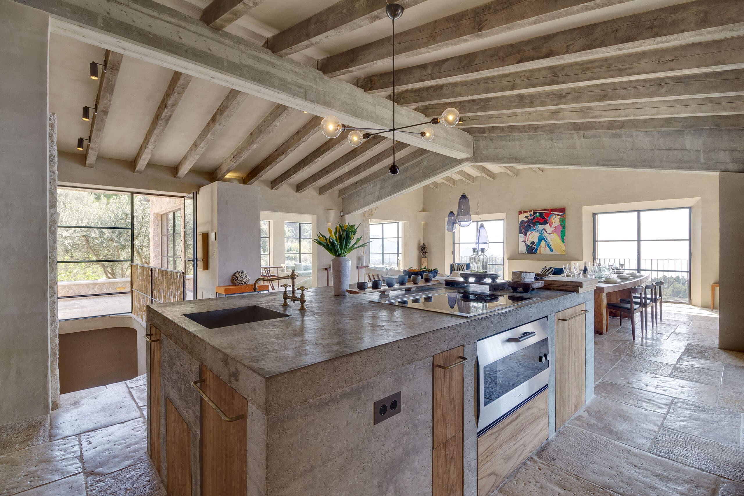 cuisine en bois avec poutres maison en pierres Majorque Casa Pride