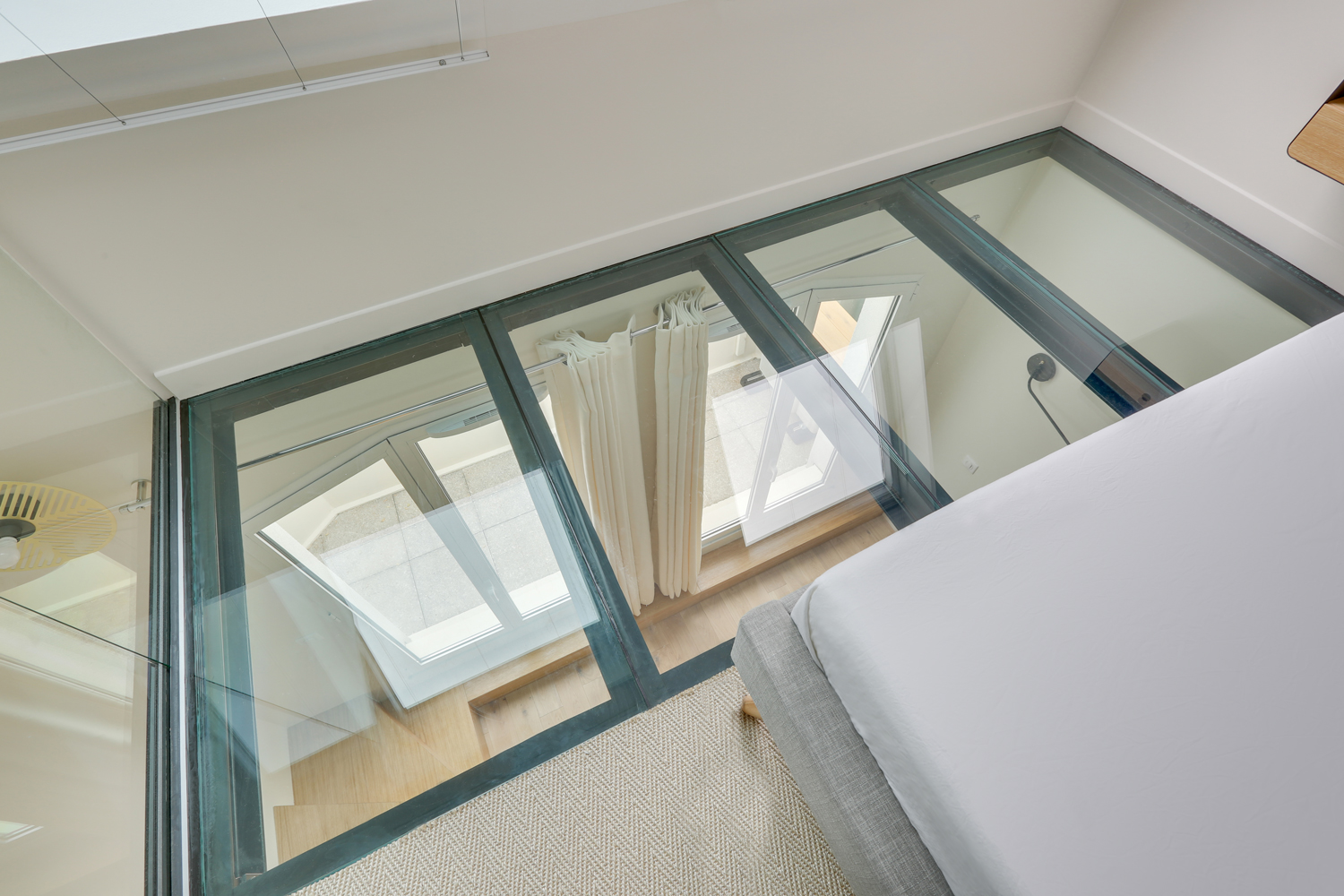 plancher vitré chambre appartement 38m2 Paris en duplex plancher vitré chambre appartement 38m2 Paris en duplex