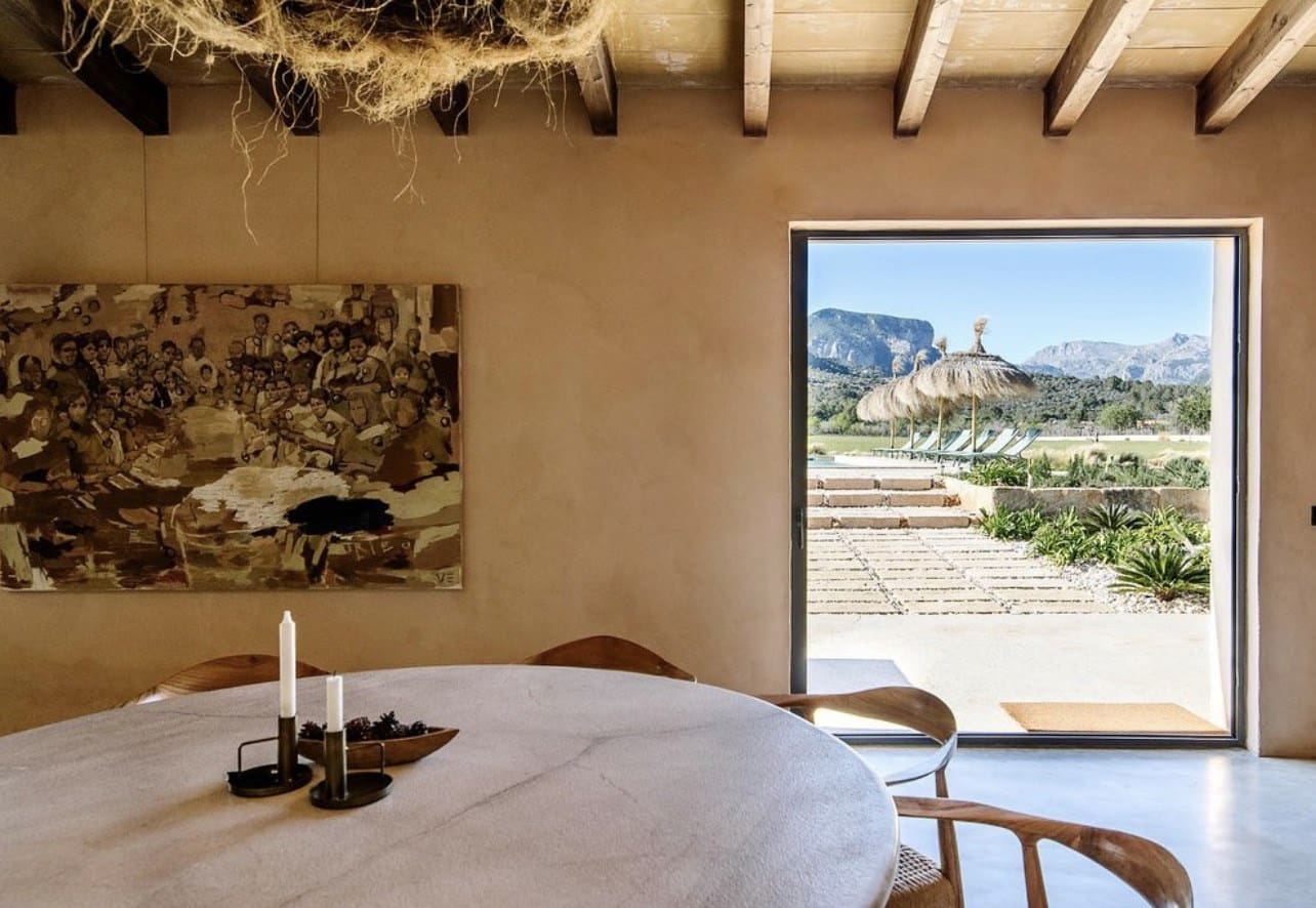 salle à manger avec poutres et baie vitrée décoration méditerranéene contemporaine salle à manger avec poutres et baie vitrée décoration méditerranéene contemporaine