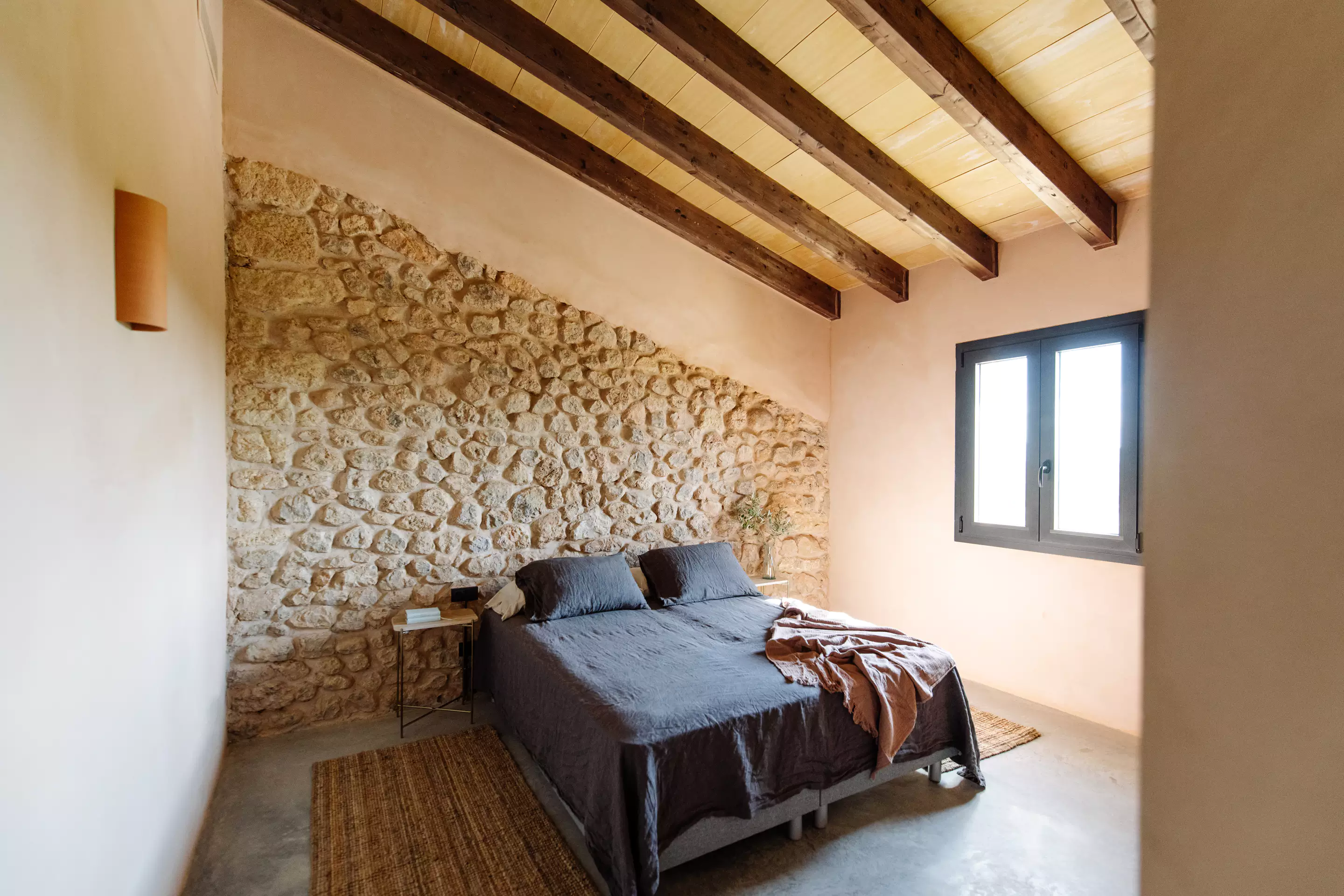 chambre avec poutres et mur de pierres chambre avec poutres et mur de pierres