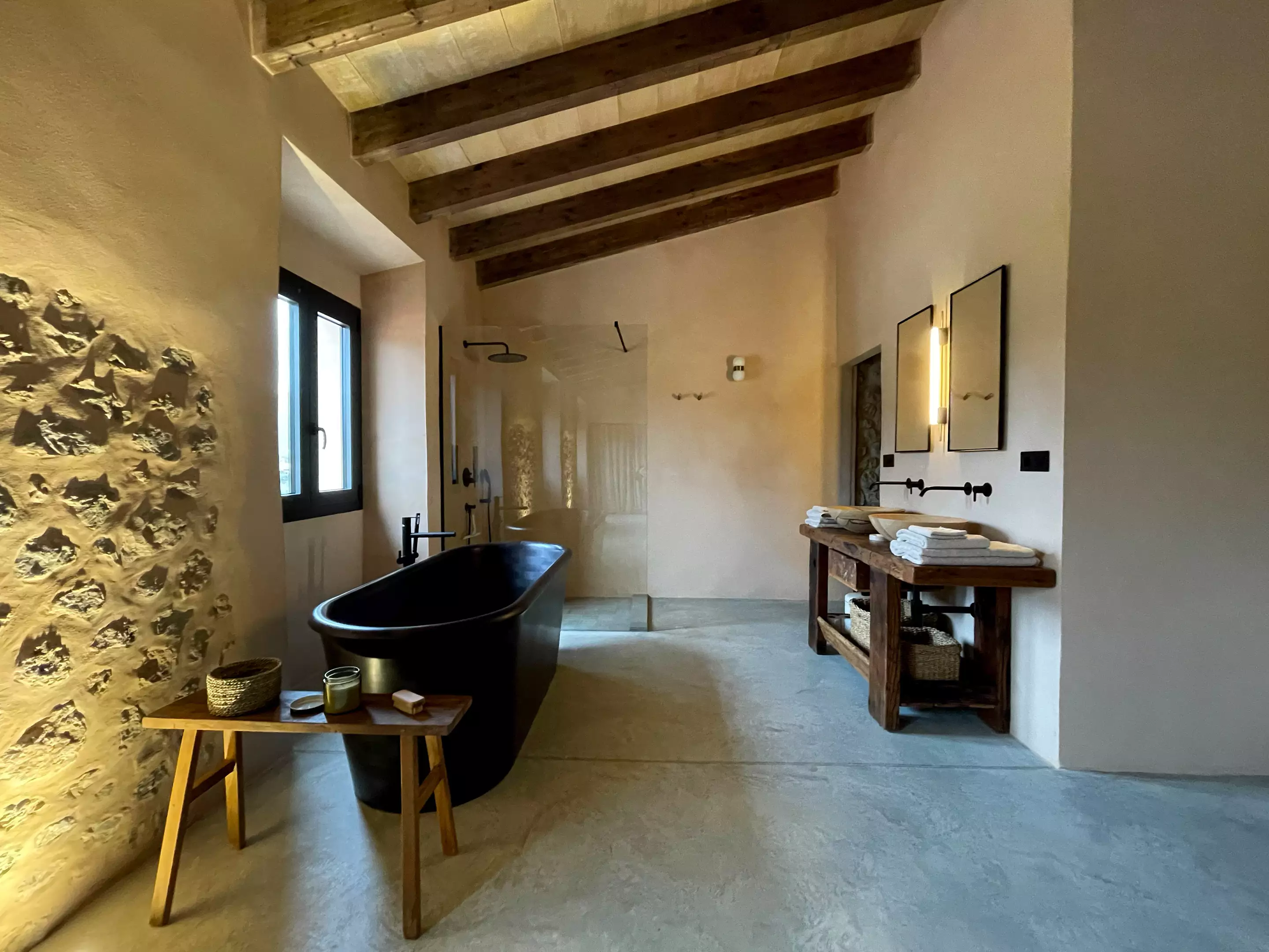 salle de bain mur de pierres et poutres salle de bain mur de pierres et poutres