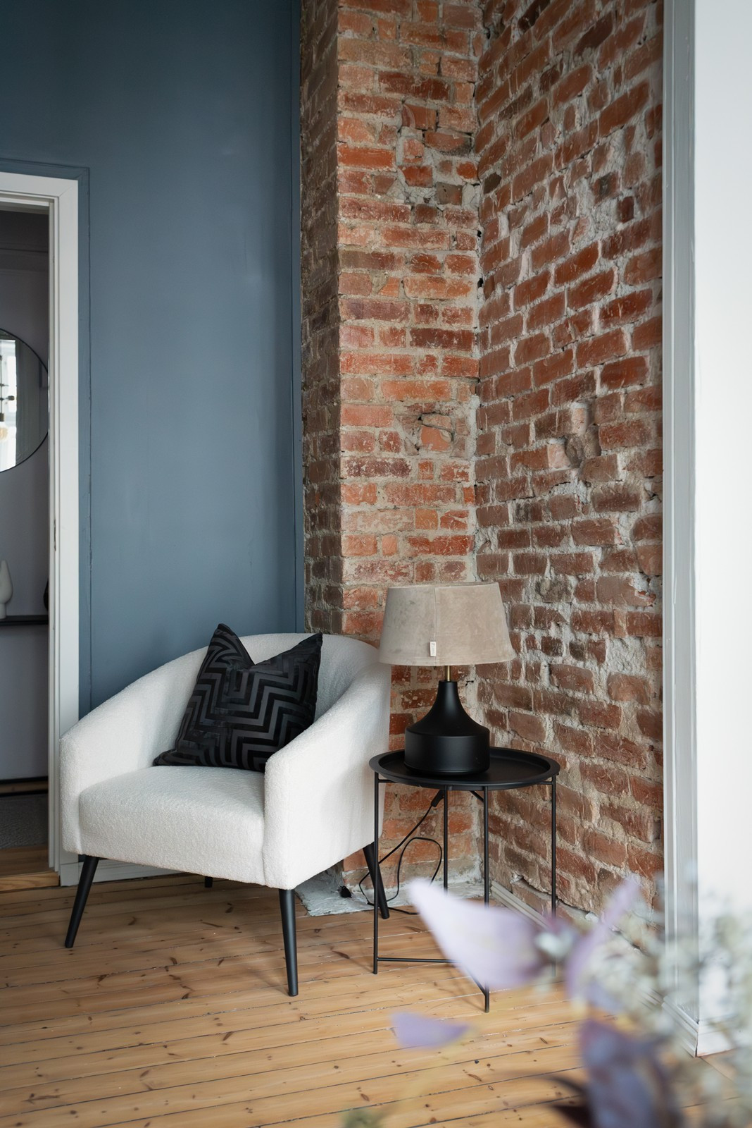 salon mur bleu appartement 45m2 décoration scandinave salon mur bleu appartement 45m2 décoration scandinave